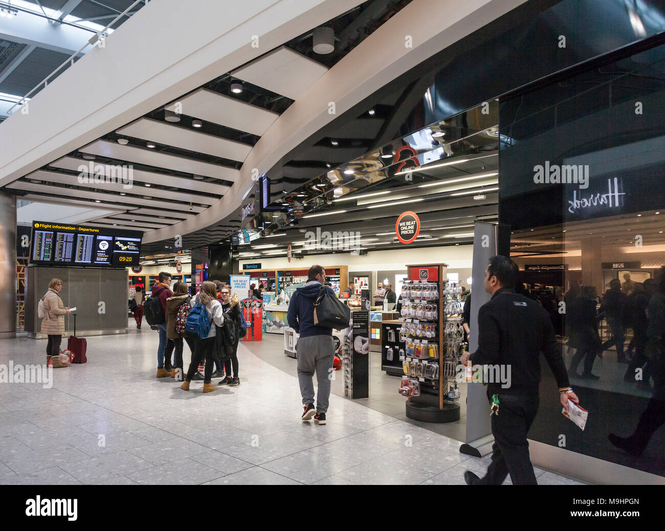 Leute im terminal 5 heathrow flughafen Fotos und Bildmaterial in