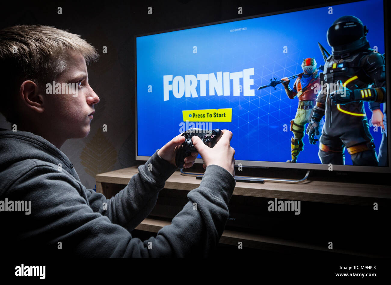 Teenager spielen Fortnite auf einer Playstation 4. Stockfoto