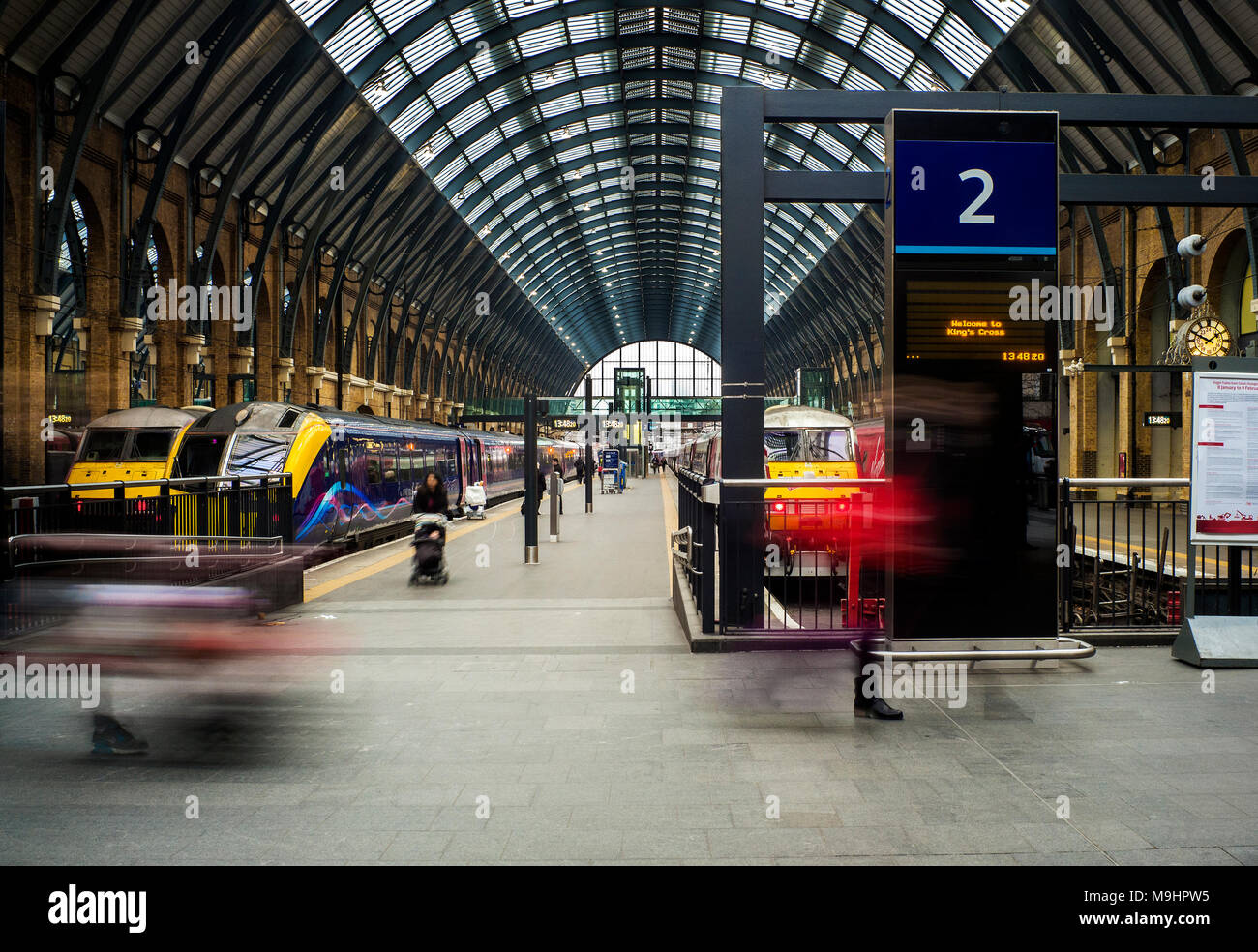 In Kings Cross Bahnhof London, Bahnsteig 2 Stockfoto