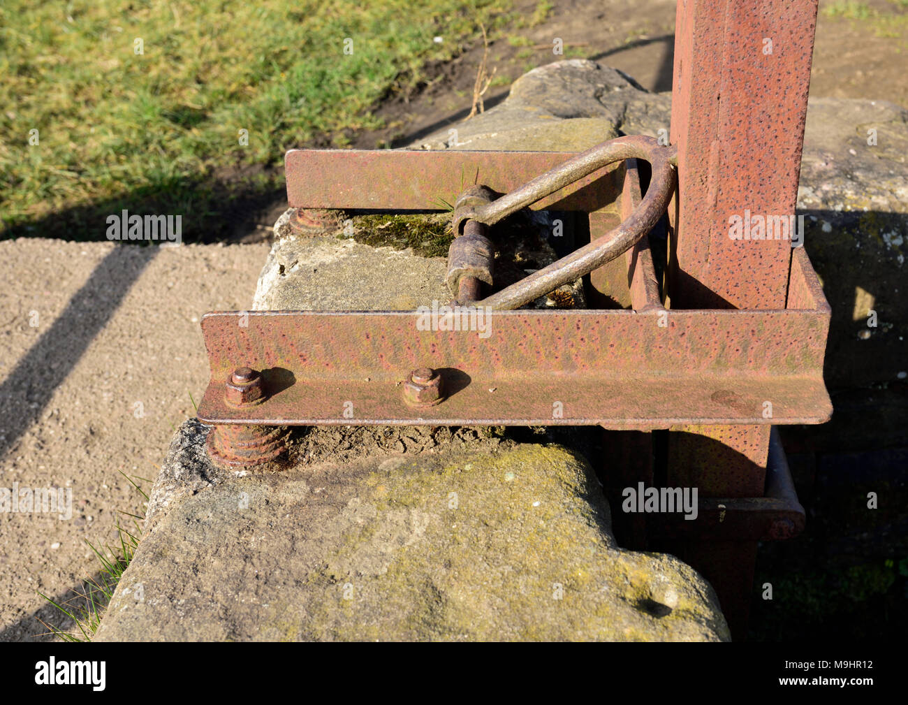 Rusty Sluice Tormechanismus auf dem Fluss Irwell in radcliffe lancashire uk Stockfoto