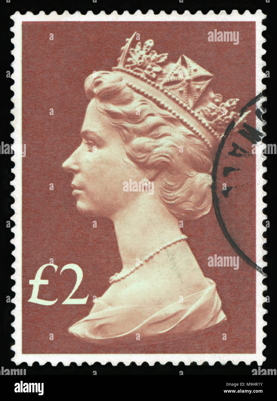 Großbritannien - ca. 1971: Briefmarke im Vereinigten Königreich gedruckt wird Königin von England - Königin Elizabeth II. Profil in der Krone auf einem grünen Hintergrund., ca. Stockfoto