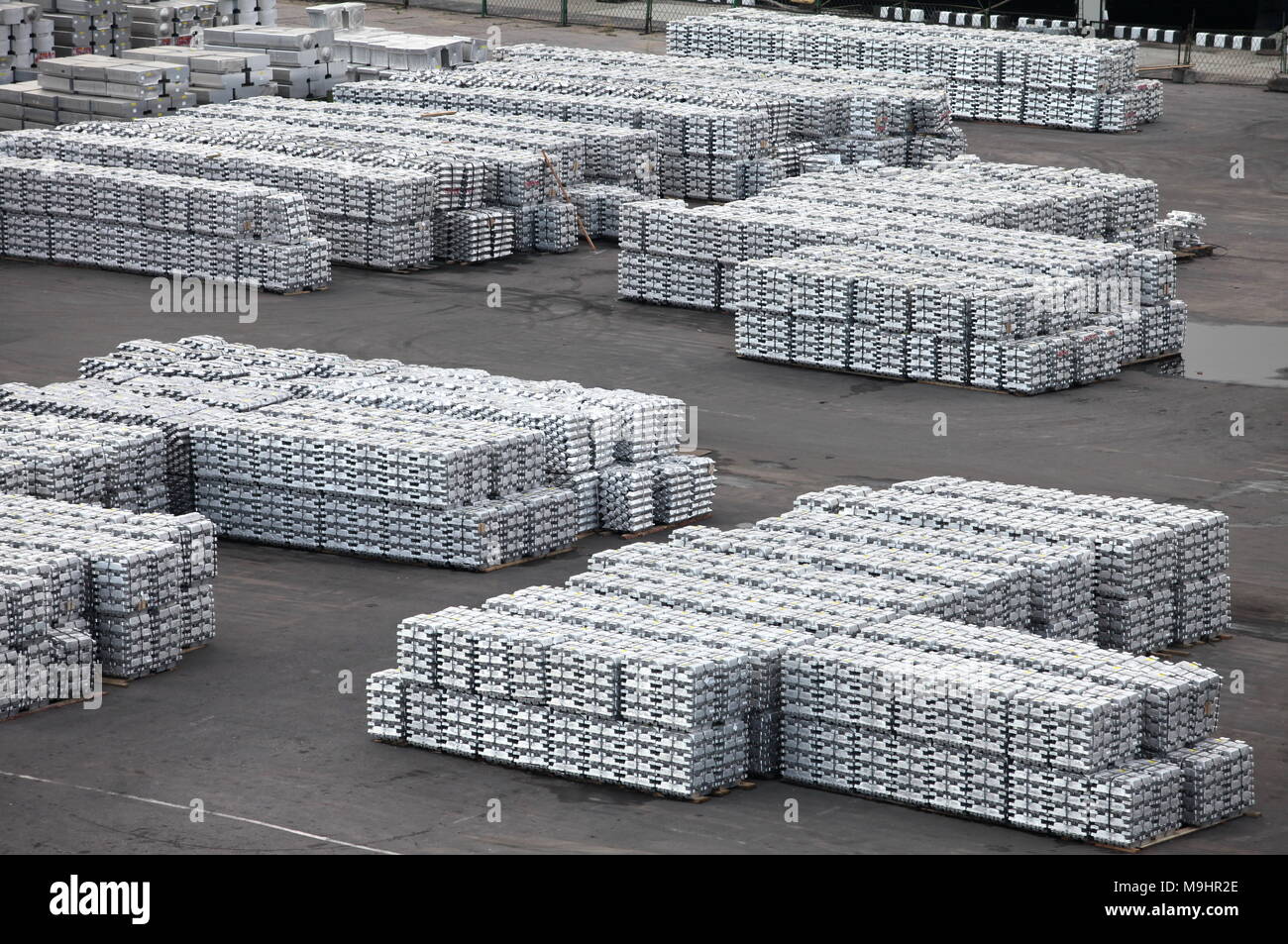 Die NE-Metall ingots Lagerung im Hafen Stockfoto