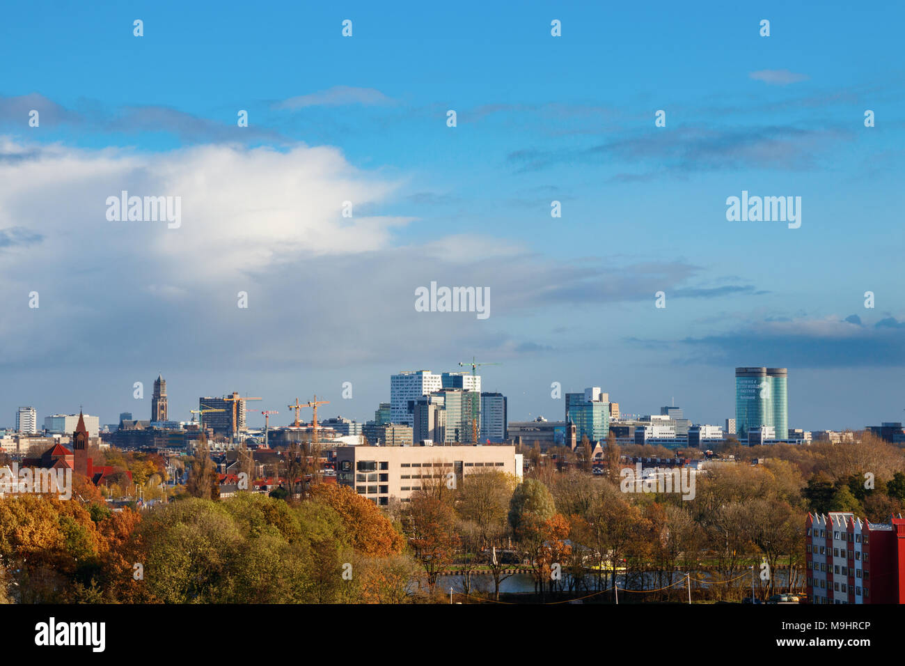 Die Amsterdam-rhein-Kanal mit Bäumen im Herbst Farben und die Utrecht Skyline mit dem Dom, der Stadskantoor und der Rabobank Hauptquartier. Stockfoto
