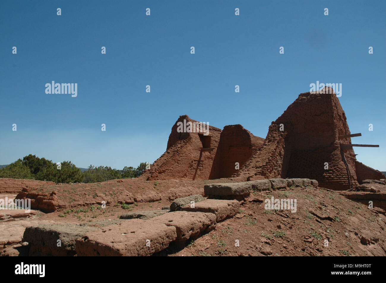 Die Ruinen von Pecos Pueblo Mission sitzen in der Nähe der Ruinen von Pecos Pueblo in der Nähe von Santa Fe, New Mexico. Die Ruinen reichen zurück bis 1717. Stockfoto