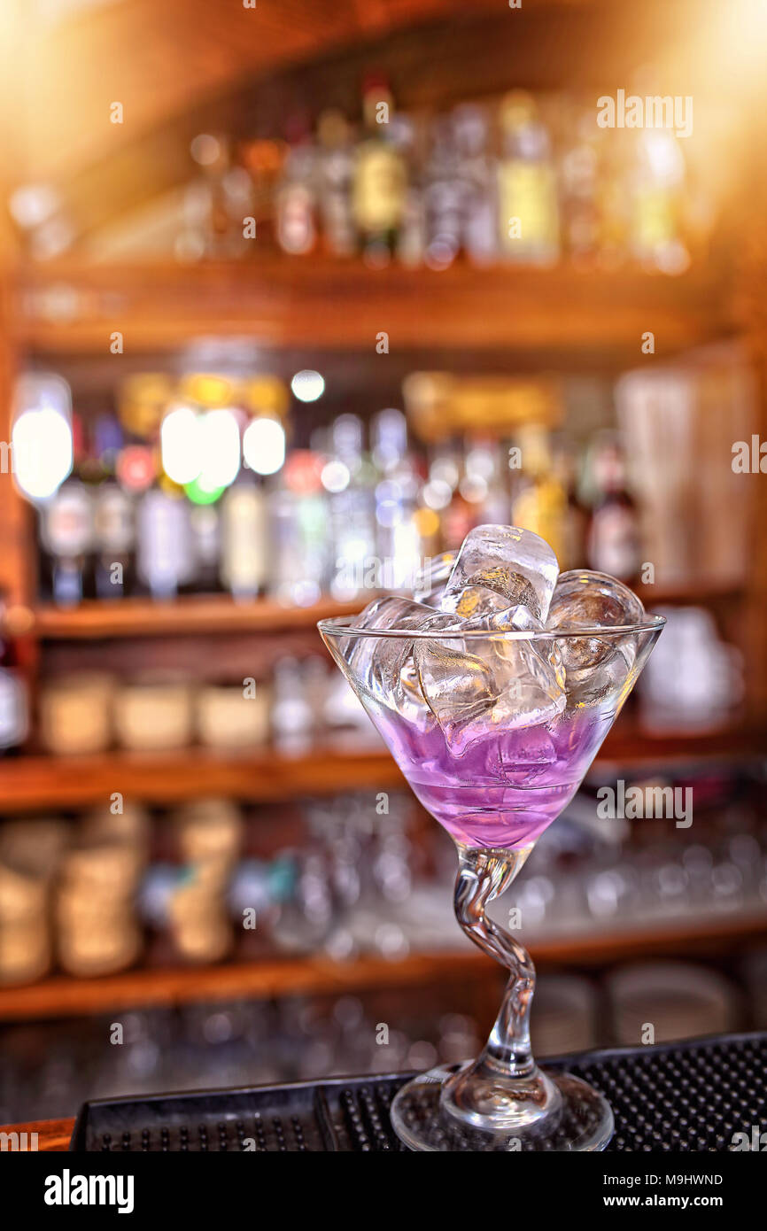 Pink Drink auf den Zähler an der Bar Stockfoto