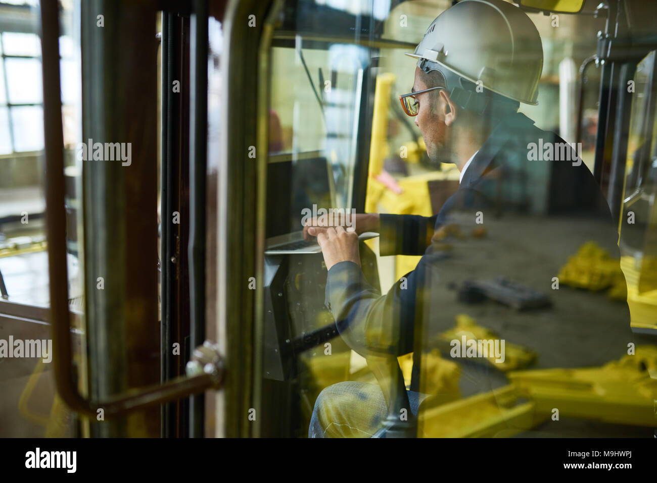 Factory Inspektor Überprüfung von Traktoren Stockfoto