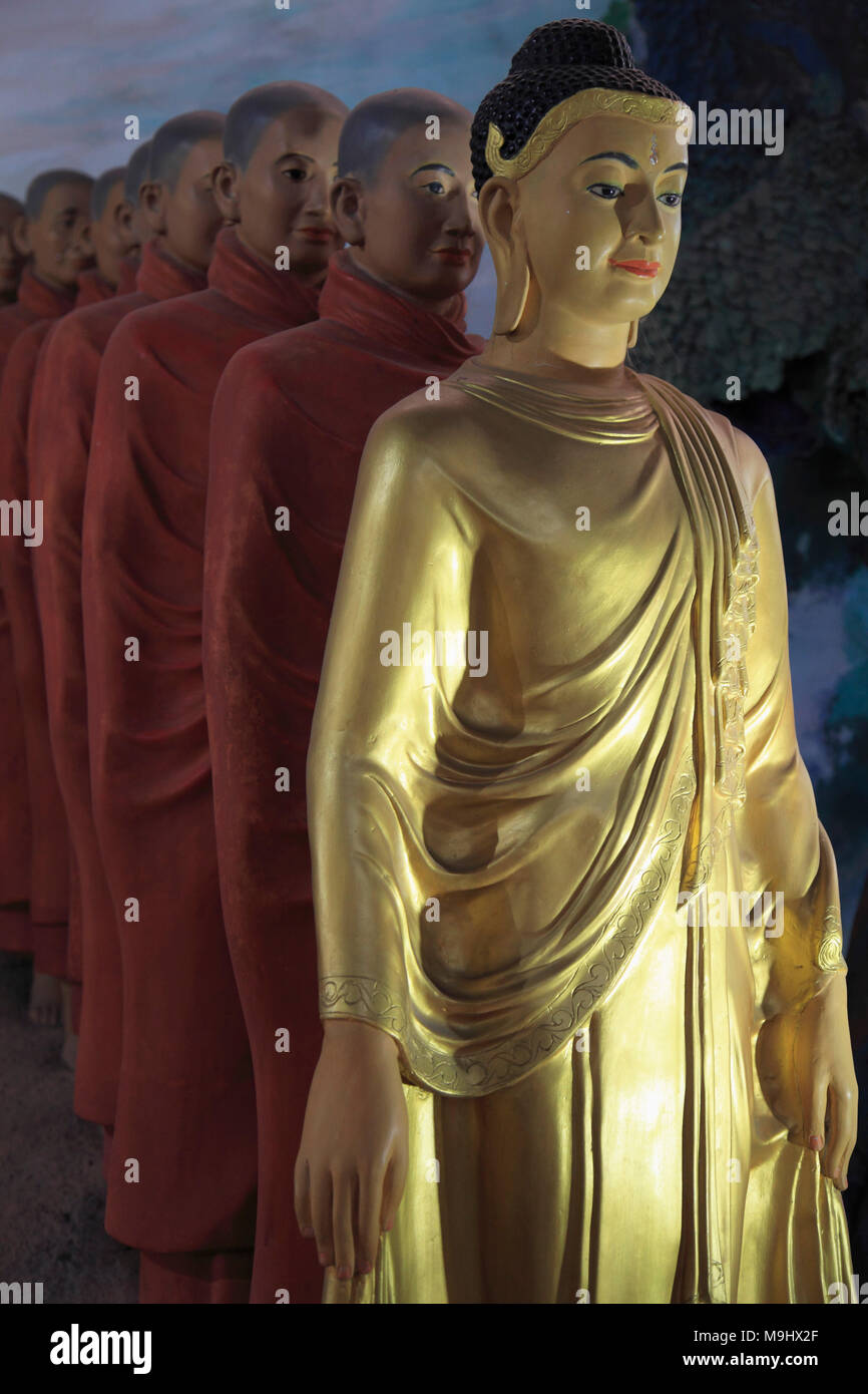Myanmar, Yangon, Ngahtatgyi Pagode, Buddha und Mönche Statue, Stockfoto