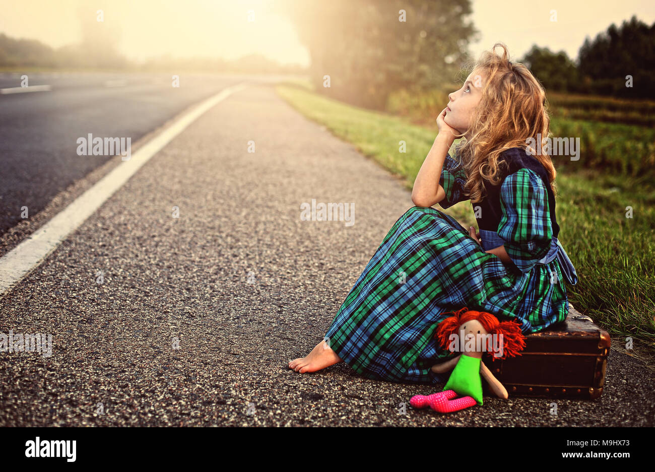 Nachdenkliche einsame Mädchen ist allein auf der Straße Stockfotografie Alamy