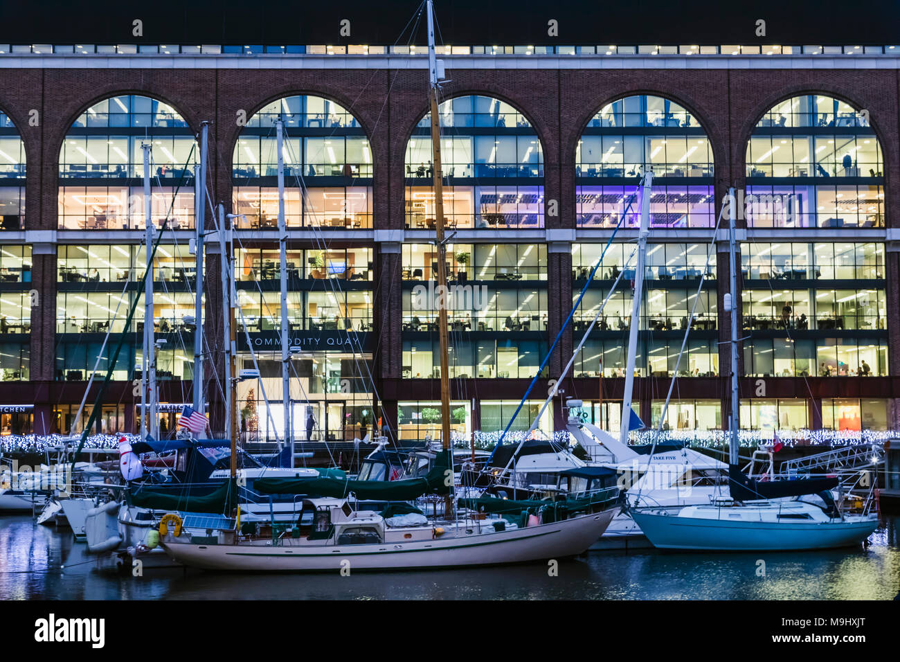 England, London, Tower Hamlets, St. Katharine Docks, Commodity Quay Bürogebäude Stockfoto