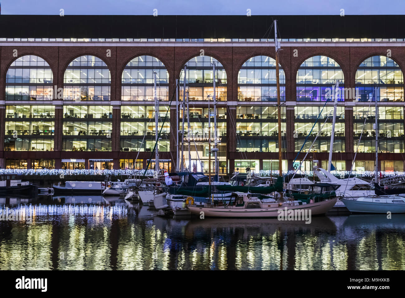 England, London, Tower Hamlets, St. Katharine Docks, Commodity Quay Bürogebäude Stockfoto