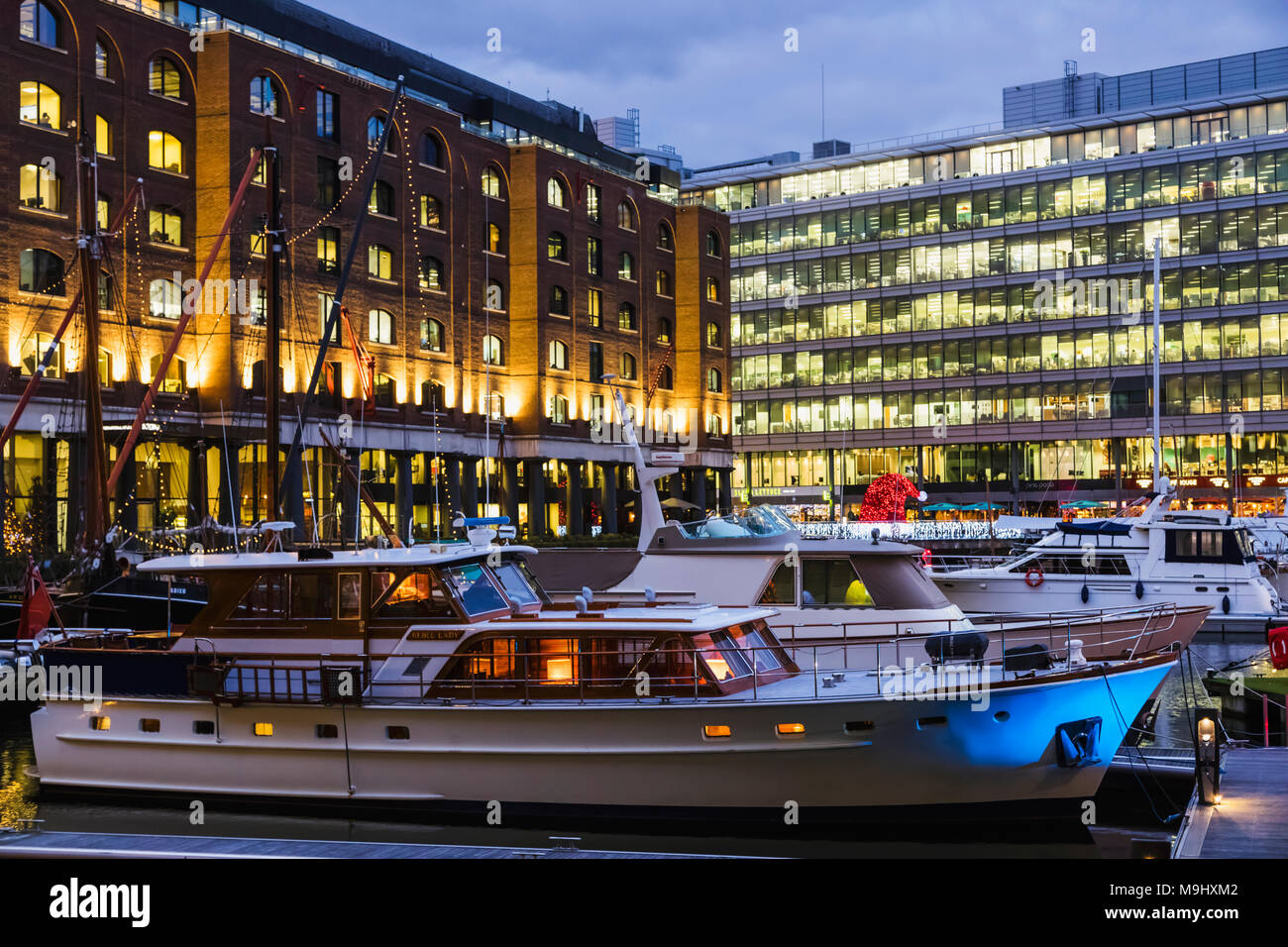 England, London, Tower Hamlets, St. Katharine Docks, Commodity Quay Bürogebäude Stockfoto