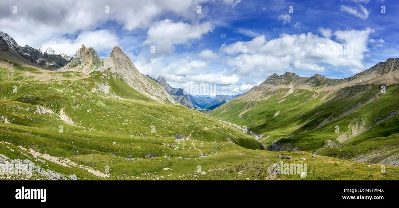 Panorama der Alpen im Sommer. Blick auf die Seigne Pass (Col de la Seigne) in Italie während der Tour du Mont Blanc Wanderung Stockfoto