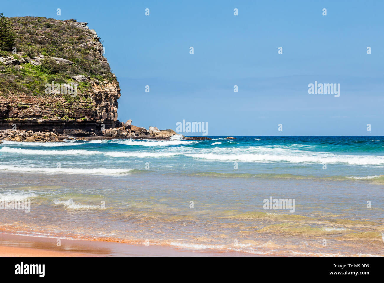 Meer viiew von Avalon Beach, NSW, Australien, die den felsigen Landzunge. Stockfoto