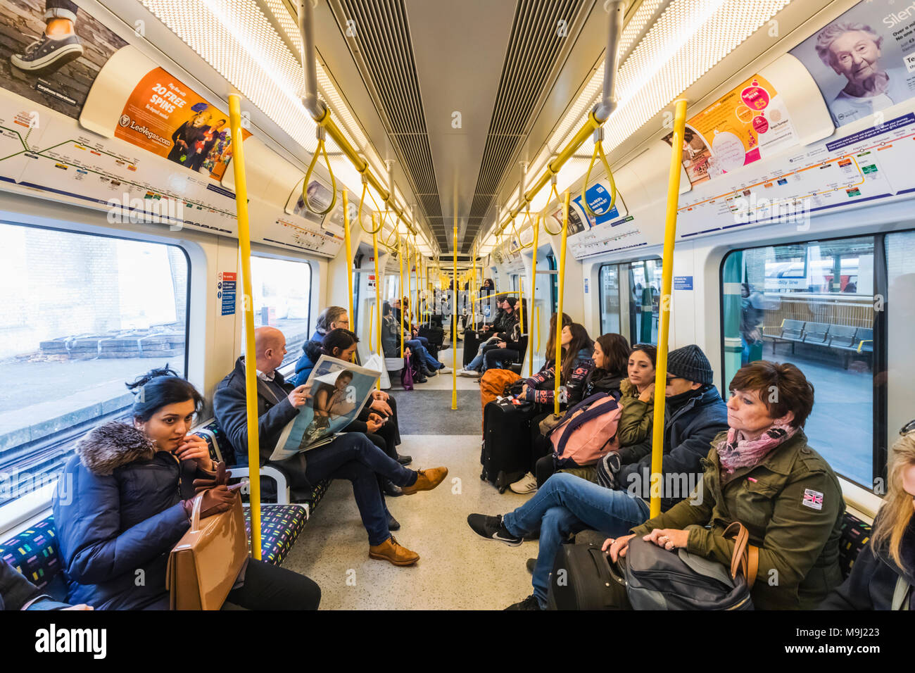England, London, U-Bahn Wagen mit Passagiere Stockfoto