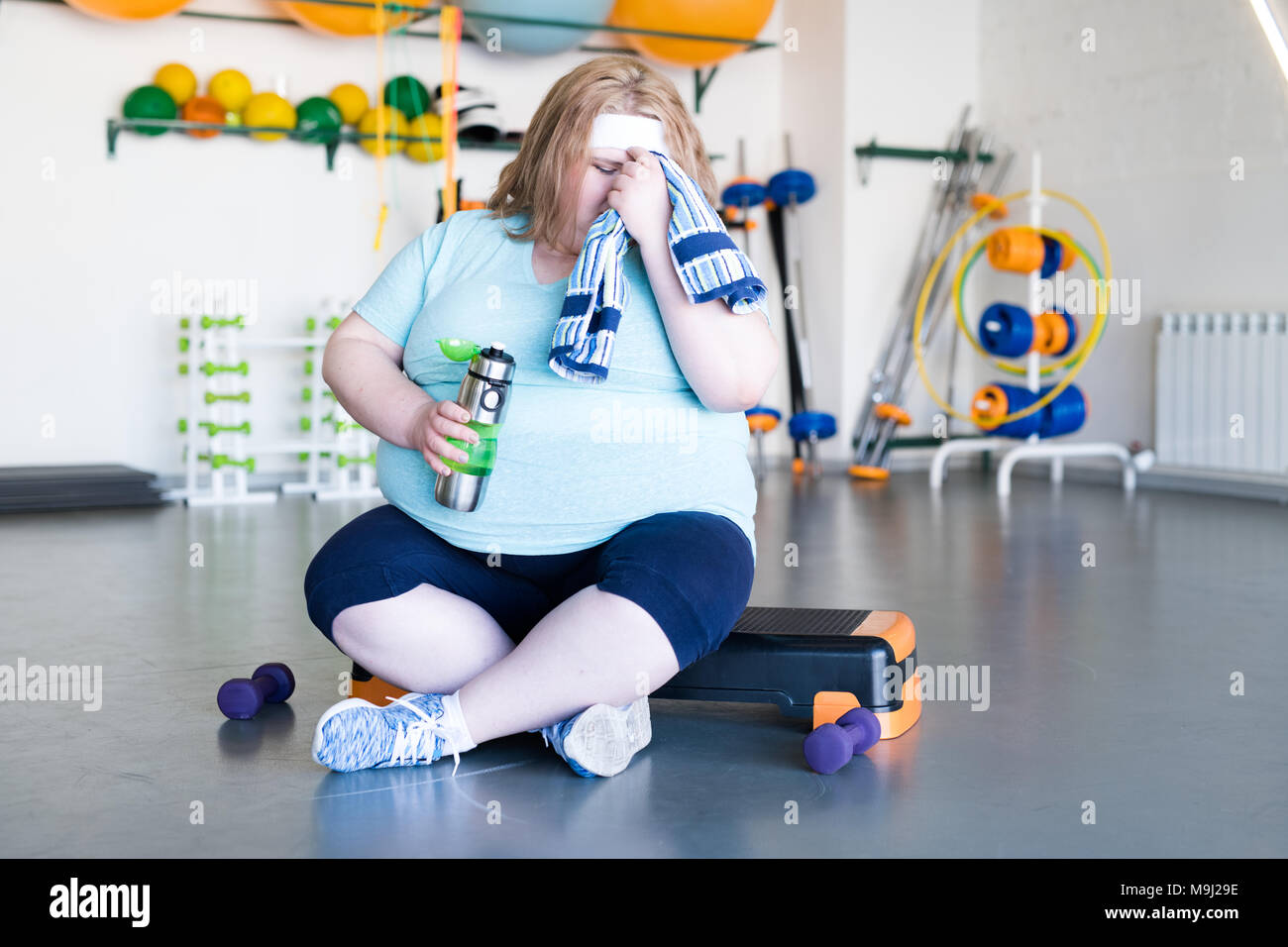 Erschöpft fette Frau nach dem Workout Stockfoto