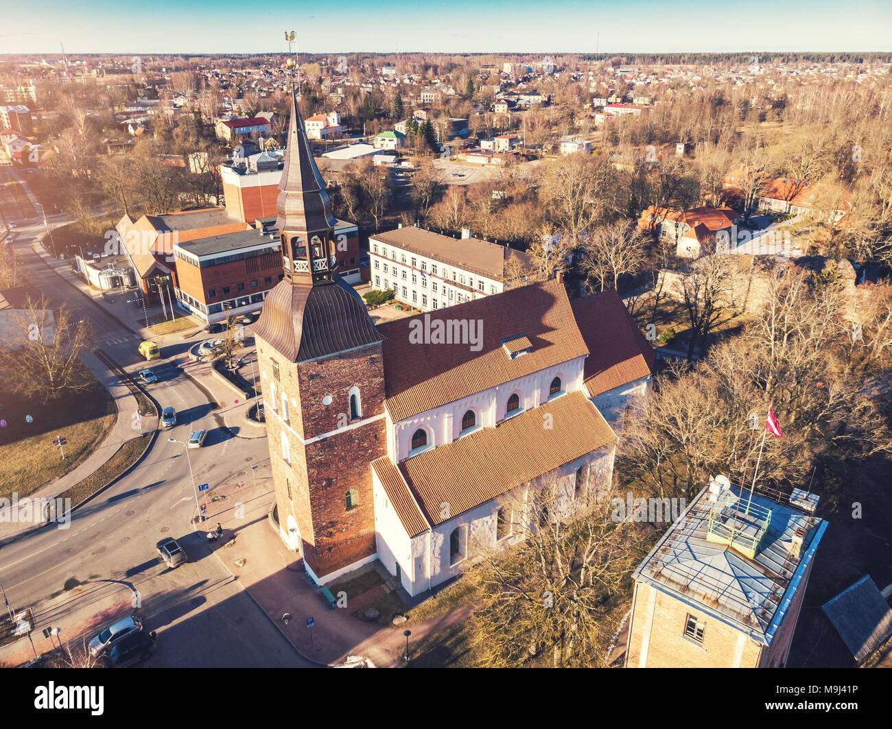 Luftaufnahme der St. Simon Kirche in Valmiera, Lettland Stockfoto