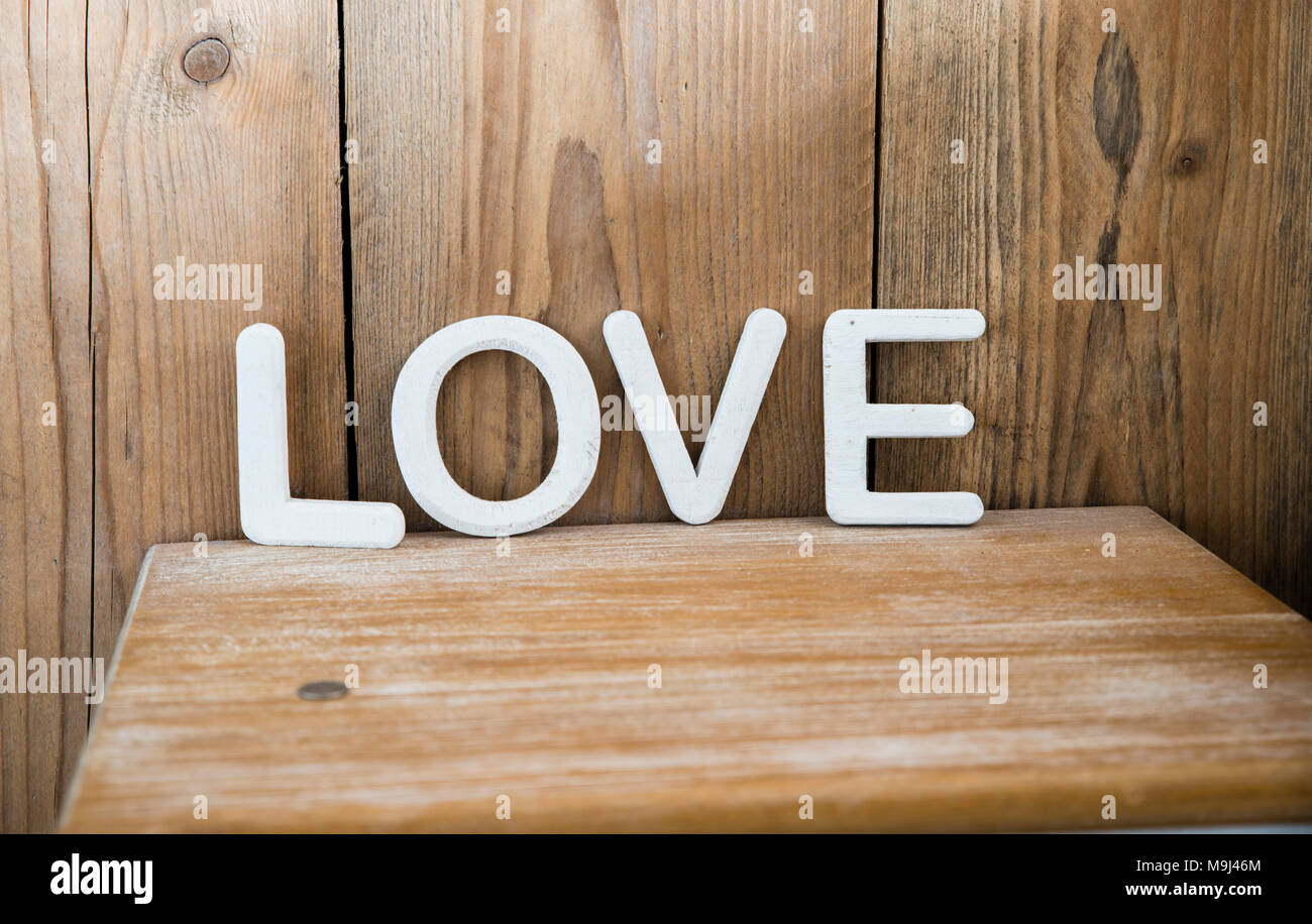 Holz- Liebe Buchstaben auf dem Nachttisch Stockfoto