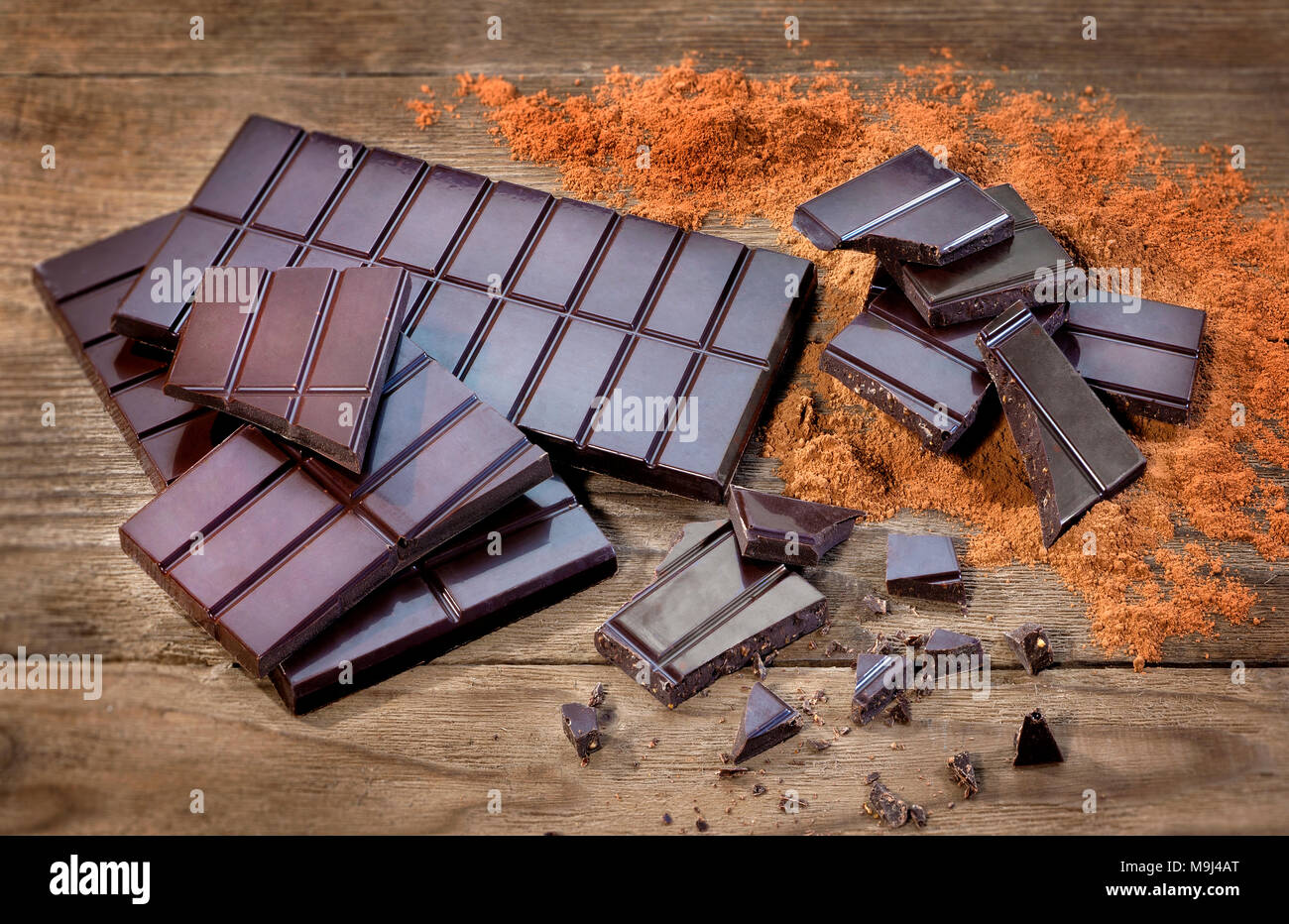 Dunkle Schokolade und Kakaopulver Stockfoto