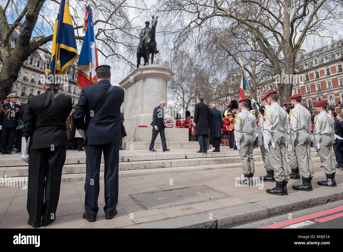 Oberstleutnant Eric Becourt-Foch (Mitte), Urenkel von Marschall Ferdinand Foch, legt einen Kranz während einer Gedenkveranstaltung in Westminster, London, Kennzeichnung der 100. Jahrestag der Ernennung von Marschall Foch als Oberster Alliierter Befehlshaber der alliierten Truppen an der Westfront im Ersten Weltkrieg. Stockfoto