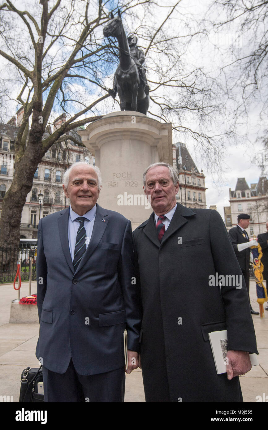 Oberstleutnant Eric Becourt-Foch (links), Urenkel von Marschall Ferdinand Foch, und Lord Astor von Hever, Enkel von Feldmarschall Douglas Haig, zur Teilnahme an einer Gedenkveranstaltung in Westminster, London, Kennzeichnung der 100. Jahrestag der Ernennung von Marschall Foch als Oberster Alliierter Befehlshaber der alliierten Truppen an der Westfront im Ersten Weltkrieg. Stockfoto