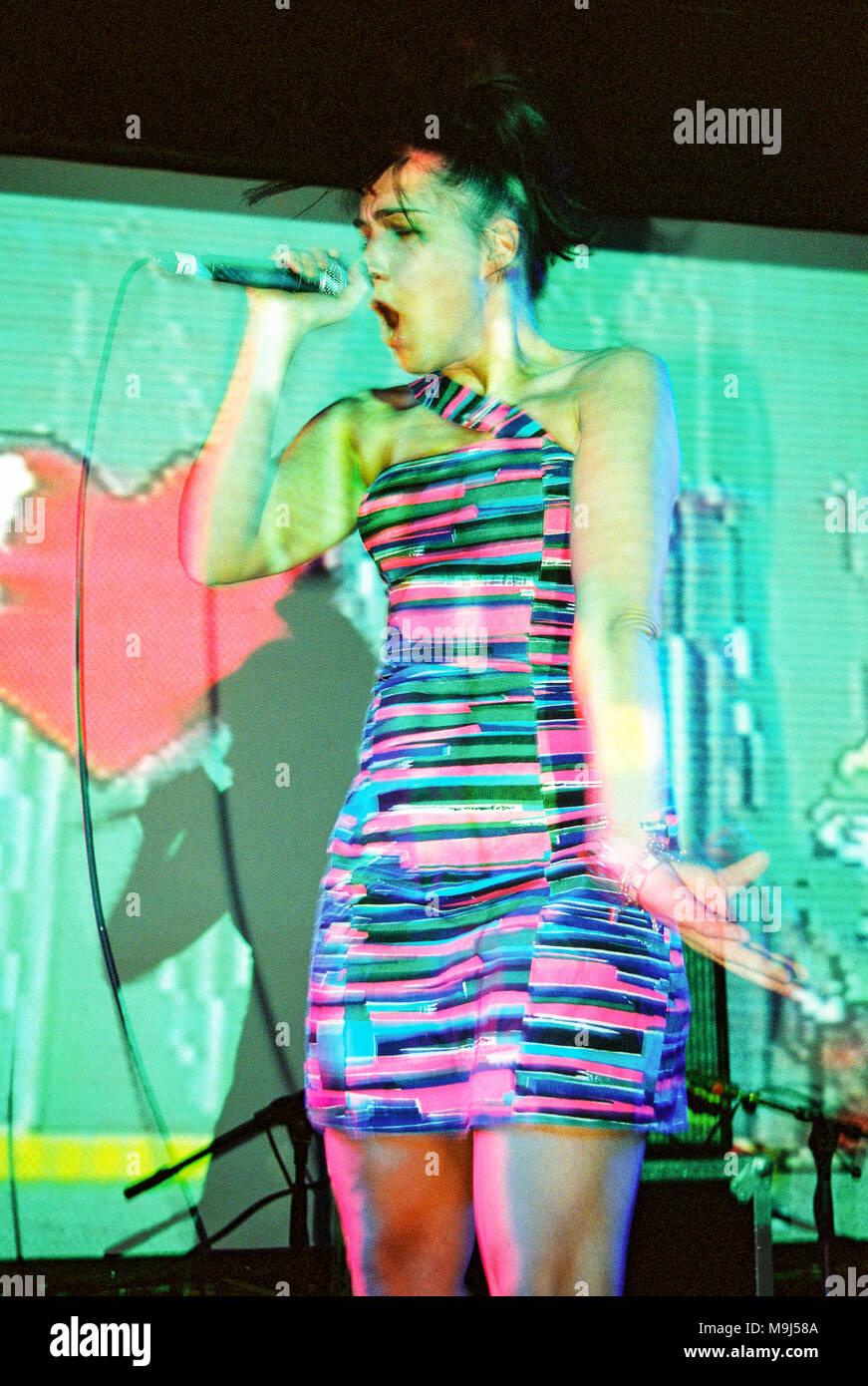 Le Tigre Durchführung in allen Morgen Parteien A. T. P, April 2004, Pontins, Camber Sands, Roggen, West Sussex, England, Vereinigtes Königreich. Stockfoto