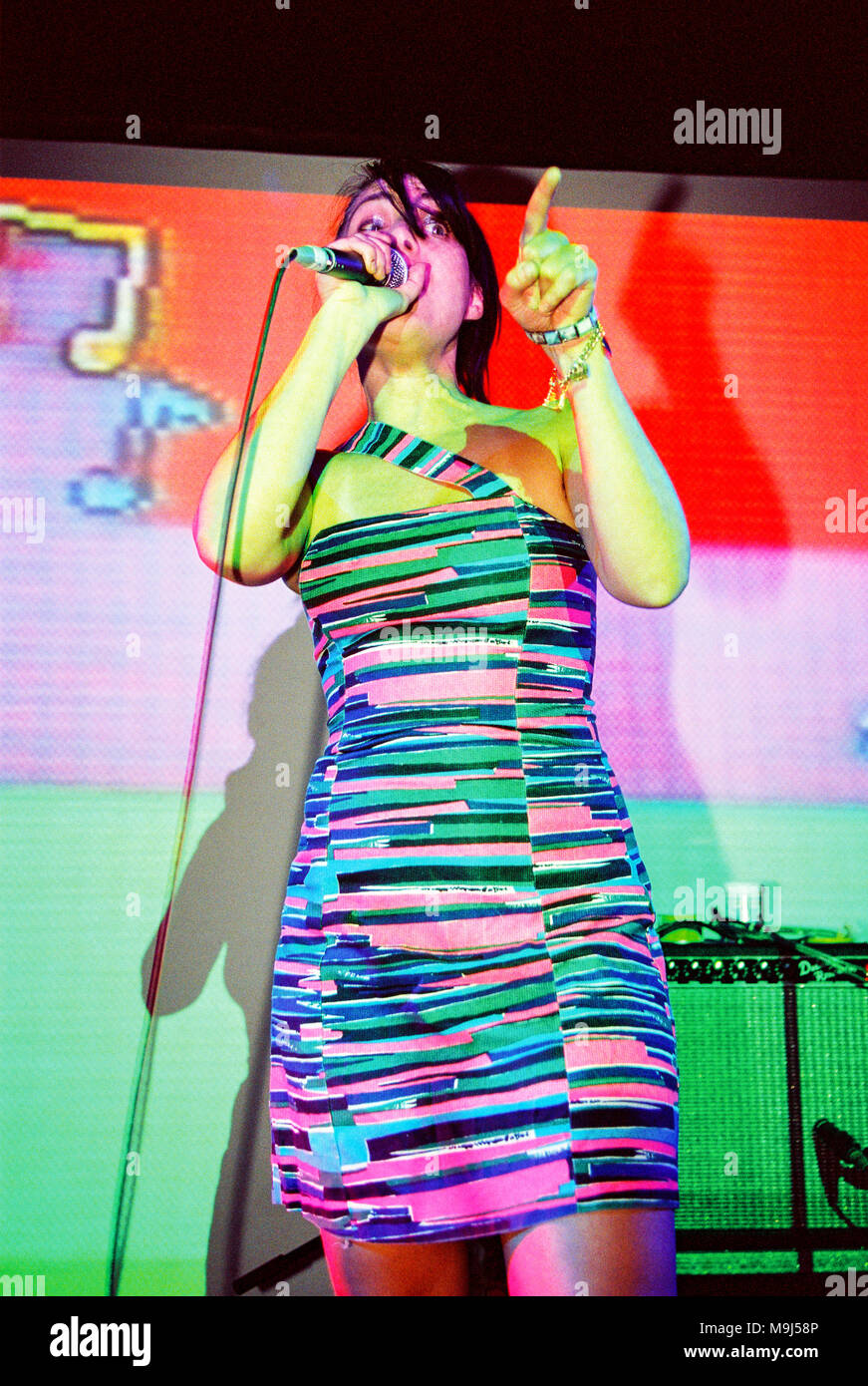 Le Tigre Durchführung in allen Morgen Parteien A. T. P, April 2004, Pontins, Camber Sands, Roggen, West Sussex, England, Vereinigtes Königreich. Stockfoto