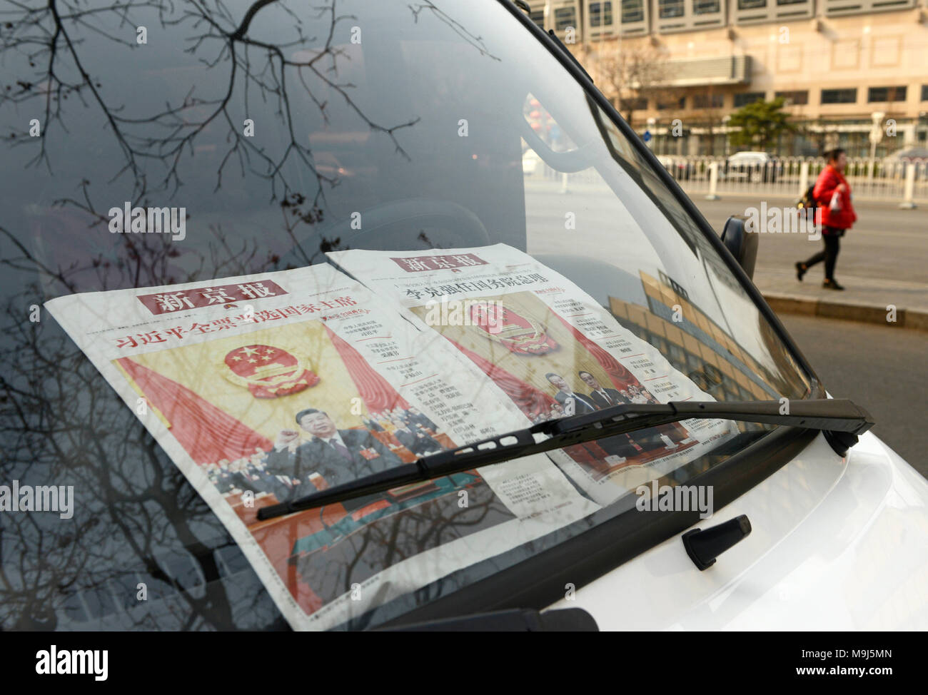 Präsident Xi Jinping Funktionen auf der Vorderseite der Zeitungen in einem van Fenster auf einer Straße im Zentrum von Peking, China Stockfoto