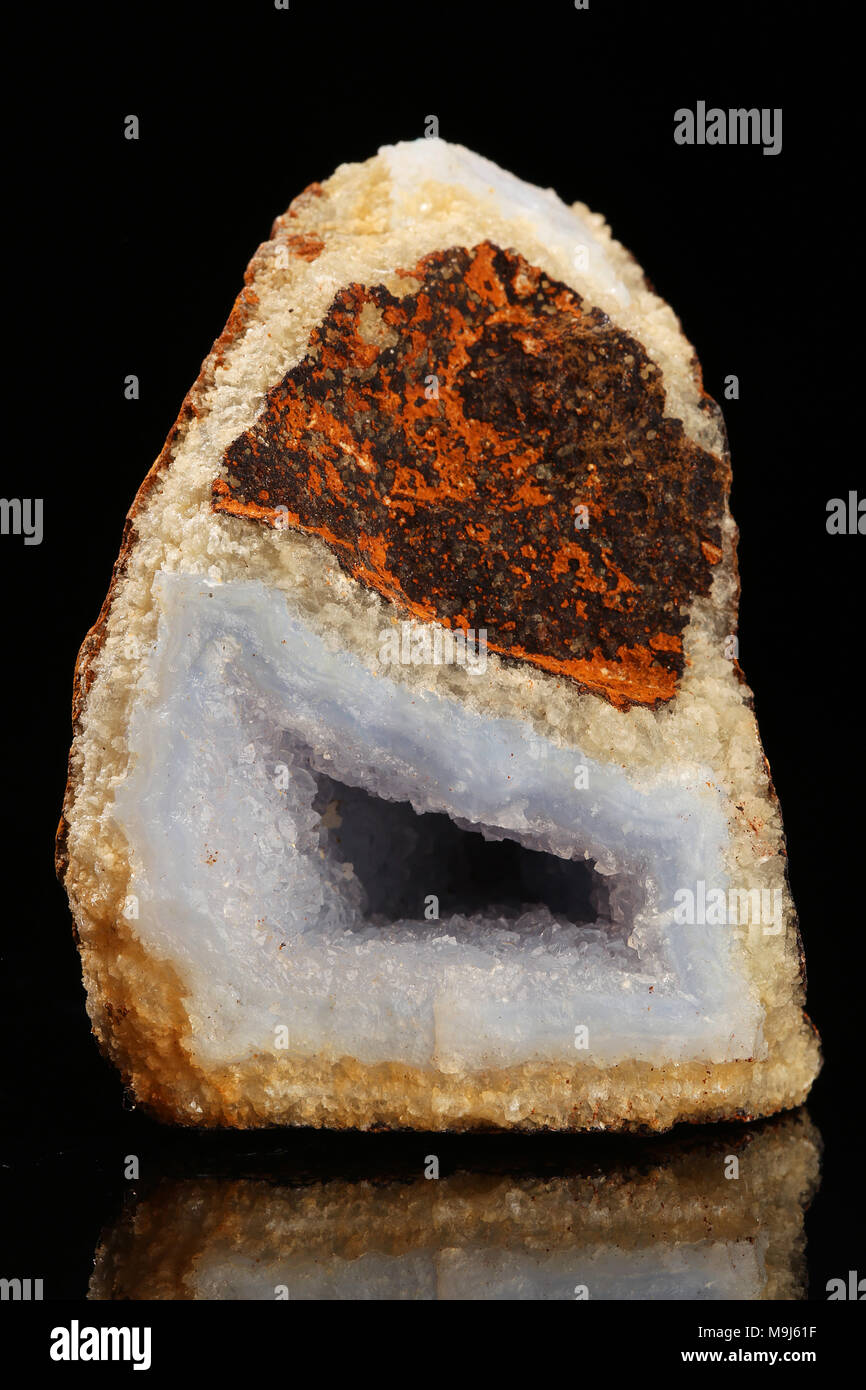 Jadeit Mineral Stein schließen oben mit Reflexion über schwarze Oberfläche Hintergrund. Stockfoto