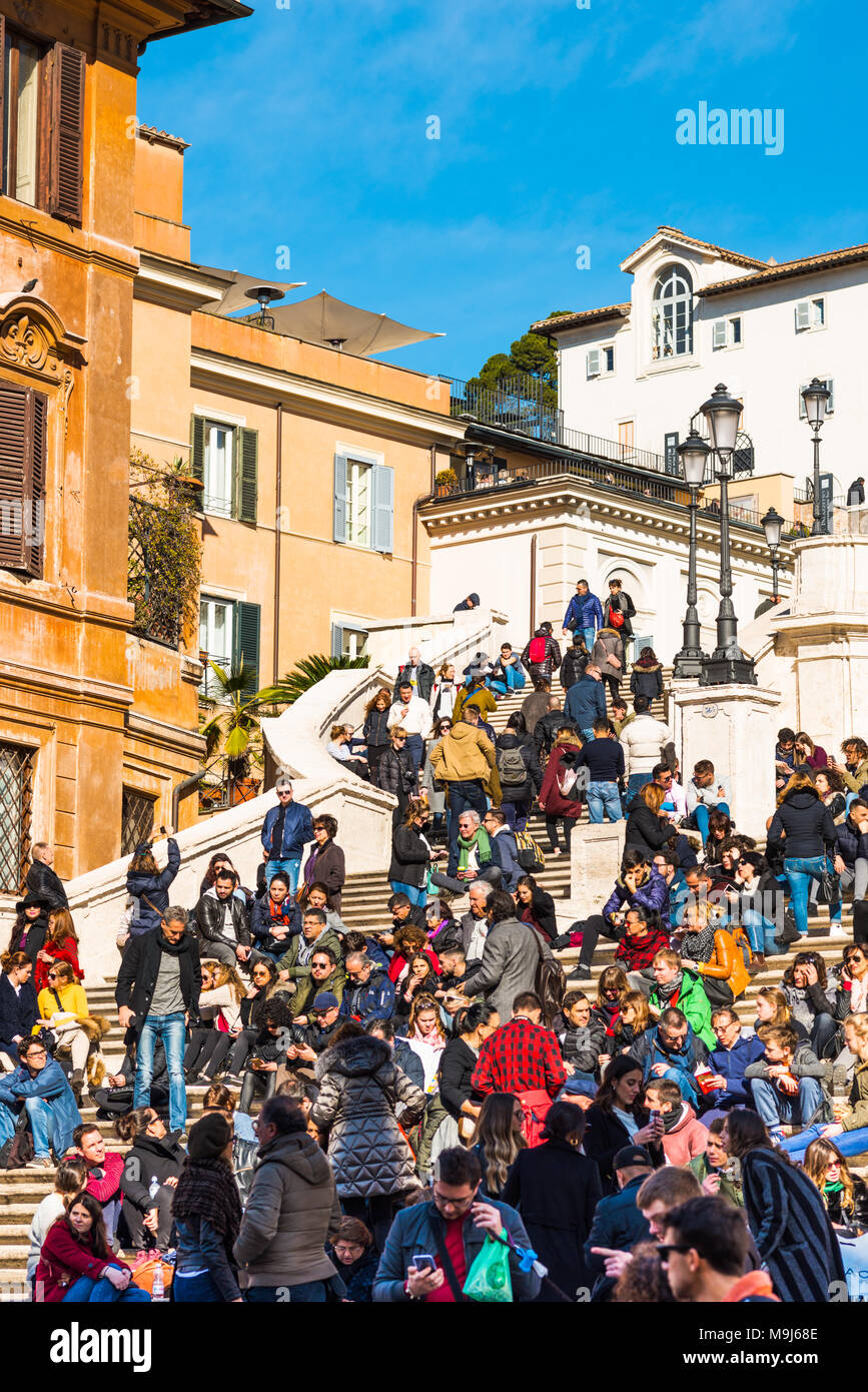 Die Spanische Treppe (Scalinata di Trinità dei Monti), Rom, Italien, zwischen Piazza di Spagna und der Piazza Trinità dei Monti & Trinità dei monti Kirche. Stockfoto