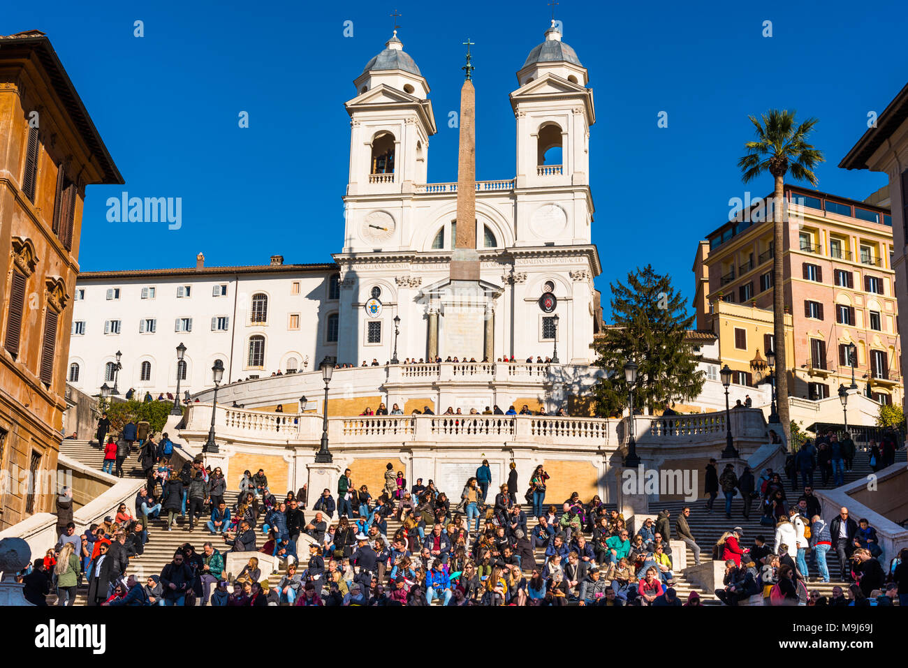 Die Spanische Treppe (Scalinata di Trinità dei Monti), Rom, Italien, zwischen Piazza di Spagna und der Piazza Trinità dei Monti & Trinità dei monti Kirche. Stockfoto