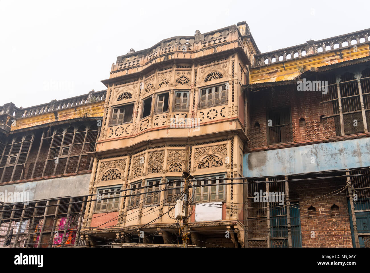 Alten Balkon im alten Gebäude. Die schöne Architektur der alten heiligen Stadt Haridwar. Stockfoto