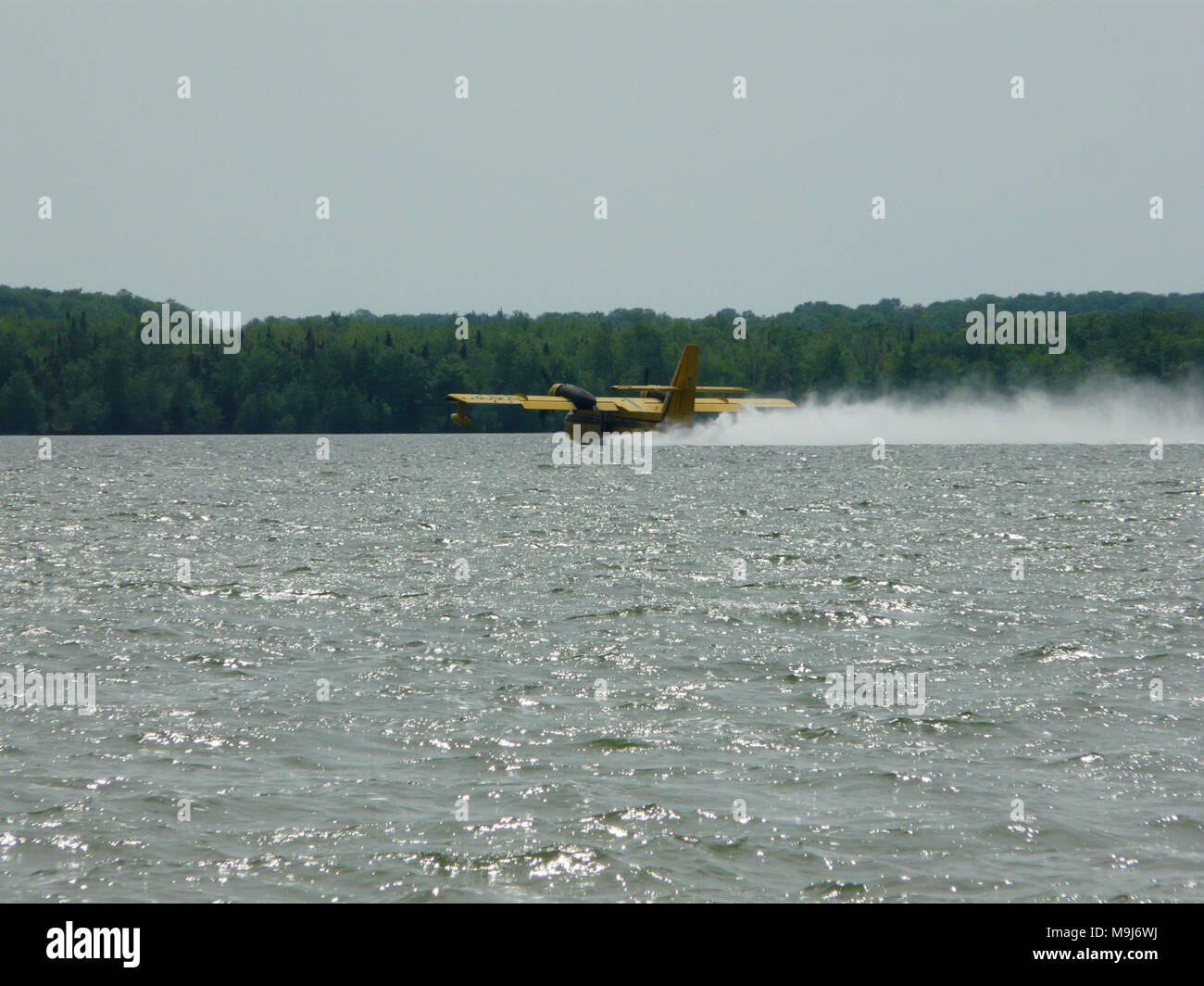 Die CL-215 Flugzeuge während der Pine Creek North wildfire verwendet werden, können bis zu 1400 Liter Wasser in 10 Sekunden Schaufel. Die Flugzeuge kamen aus Minnesota und flogen zum und vom nahegelegenen Großen Manistique See ihre Wasservorräte aufzufüllen. Foto von Jan Barrett/USFWS. Stockfoto