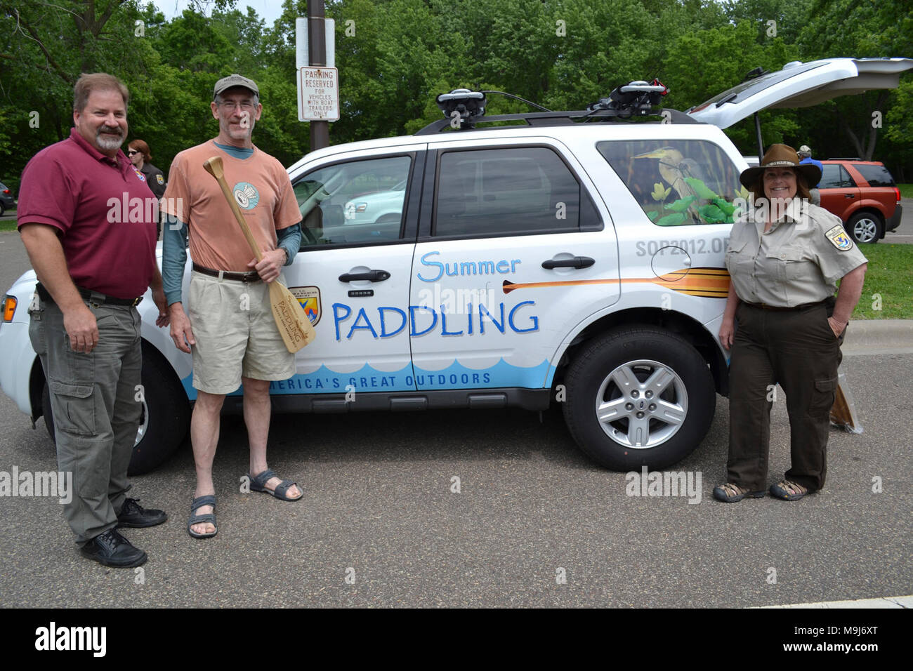 Obere Mississippi National Wildlife Refuge und Fisch Zuflucht Manager Kevin Förster, Eigentümer/Gründer von wenonah Canoe und aktuelle Design Mike Cichanowski und oberen Mississippi National Wildlife Refuge und Fisch Zuflucht interpretierende Spezialist Cindy Proben wurden den Pioniergeist, der den Sommer Paddeln 2012 Collaborative entwickelt. Foto von Tina Shaw/USFWS. Stockfoto