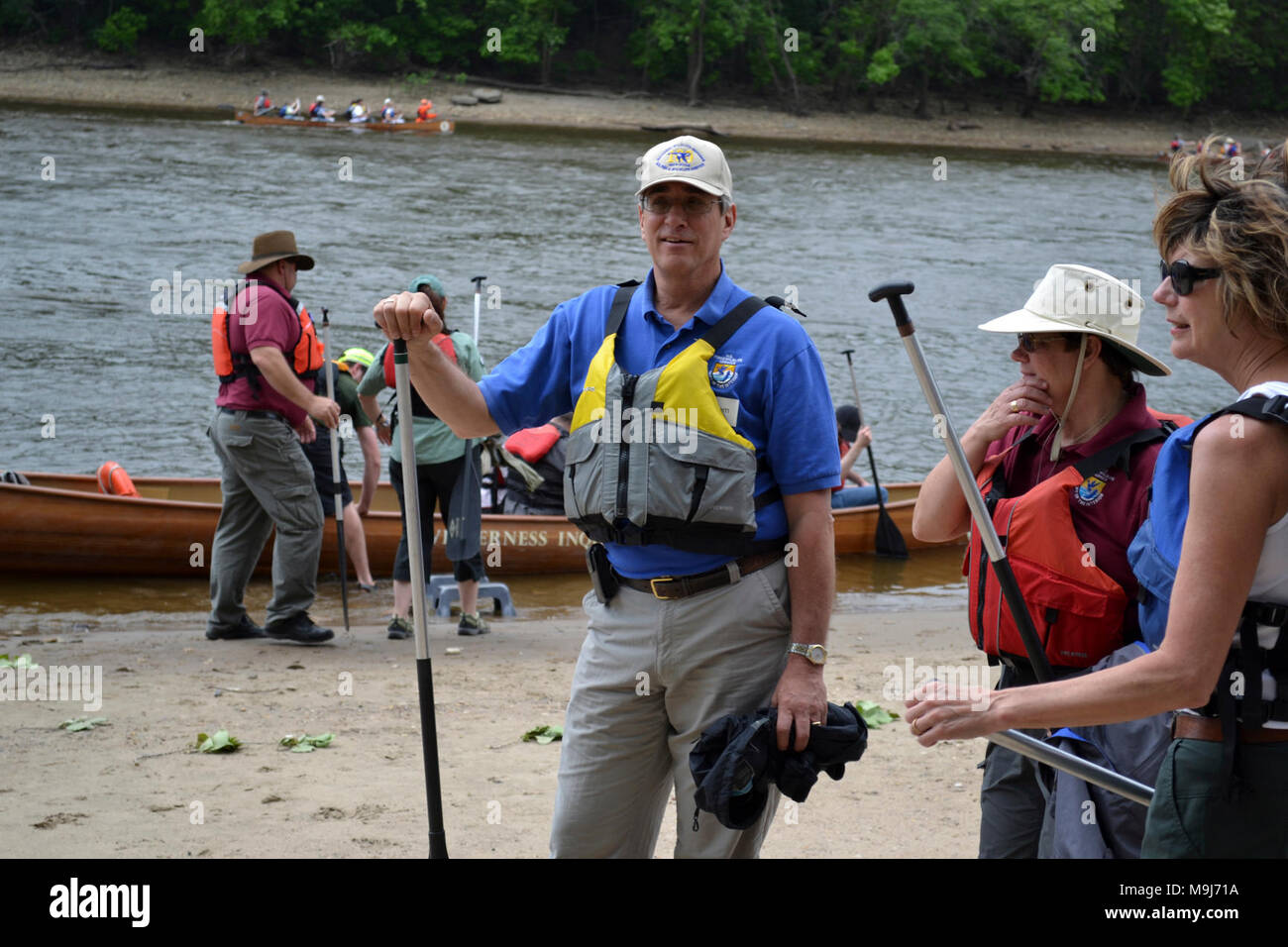 Midwest Regional Director Tom Melius Vorbereitungen für einen Tag paddeln auf dem Mississippi, als Kick Off Event des Sommers Paddeln 2012. Foto von Tina Shaw/USFWS. Stockfoto