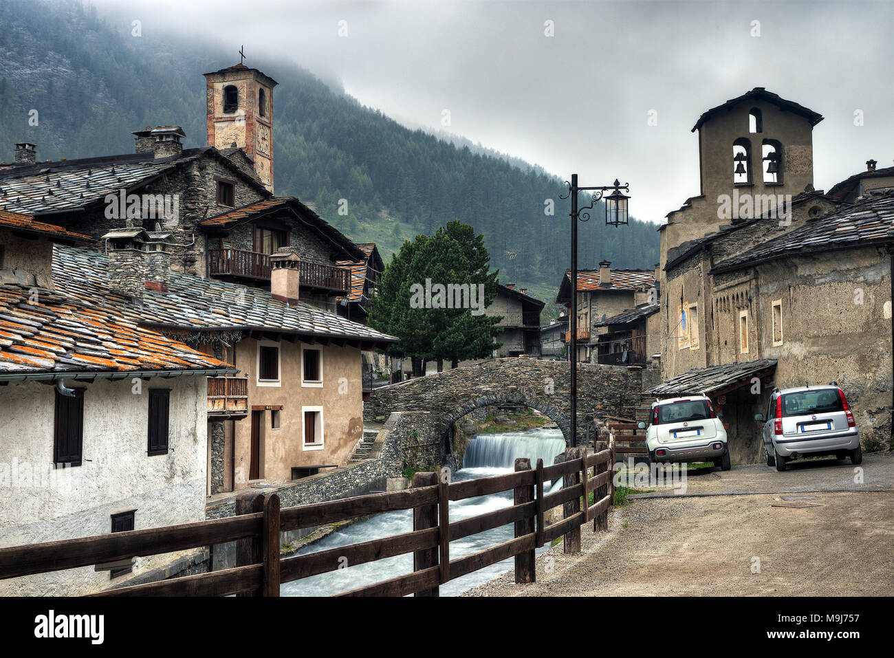 Das Dorf Chianale ist das letzte und höchste (1800 Müm.) Der varaita Tal, Italien. Es ist auf der Liste der schönsten Dörfer Italiens. Stockfoto