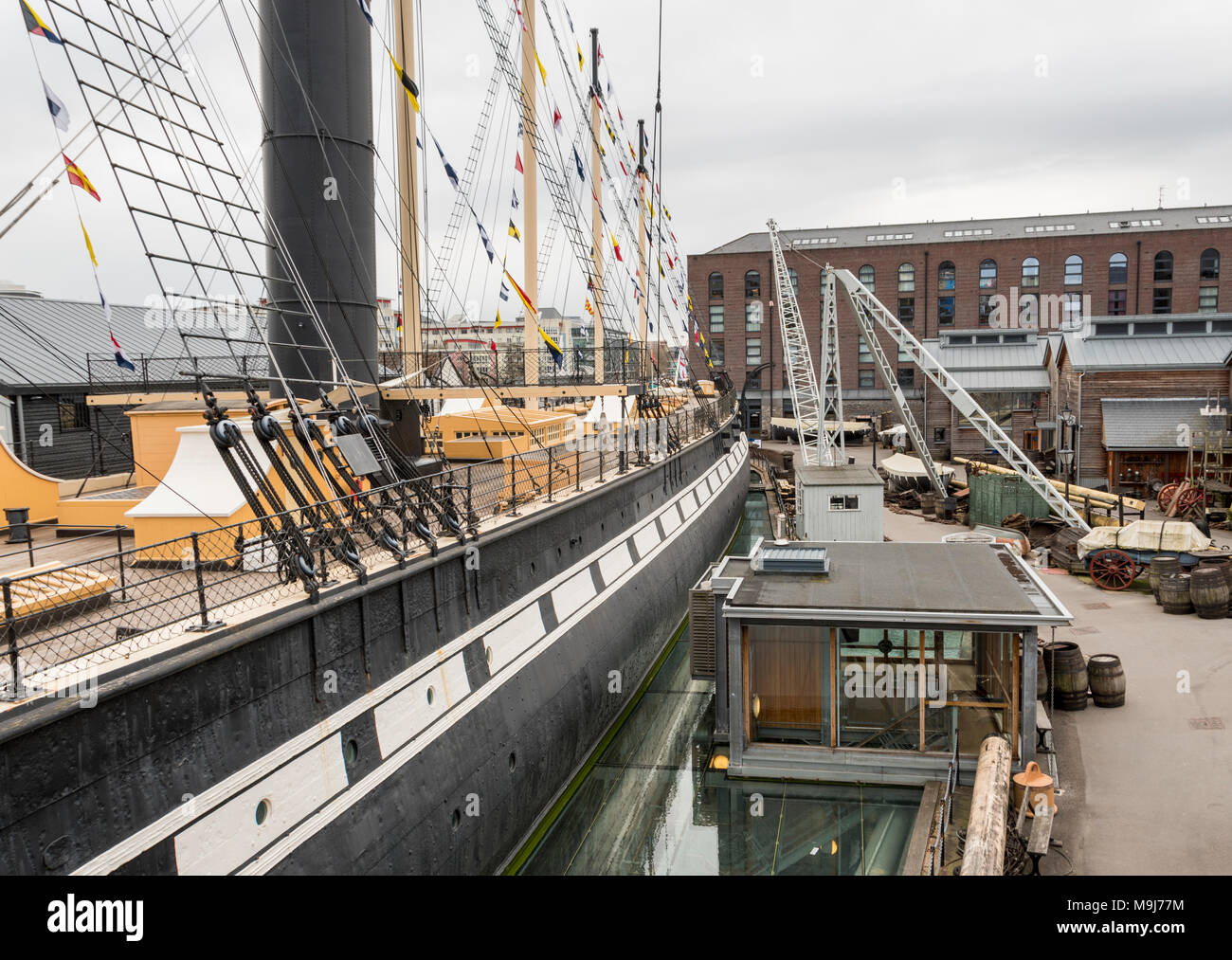 Nautische Fahnen und Takelage fliegen über der SS Great Britain auf Bristol Schwimmenden Hafen. Stockfoto