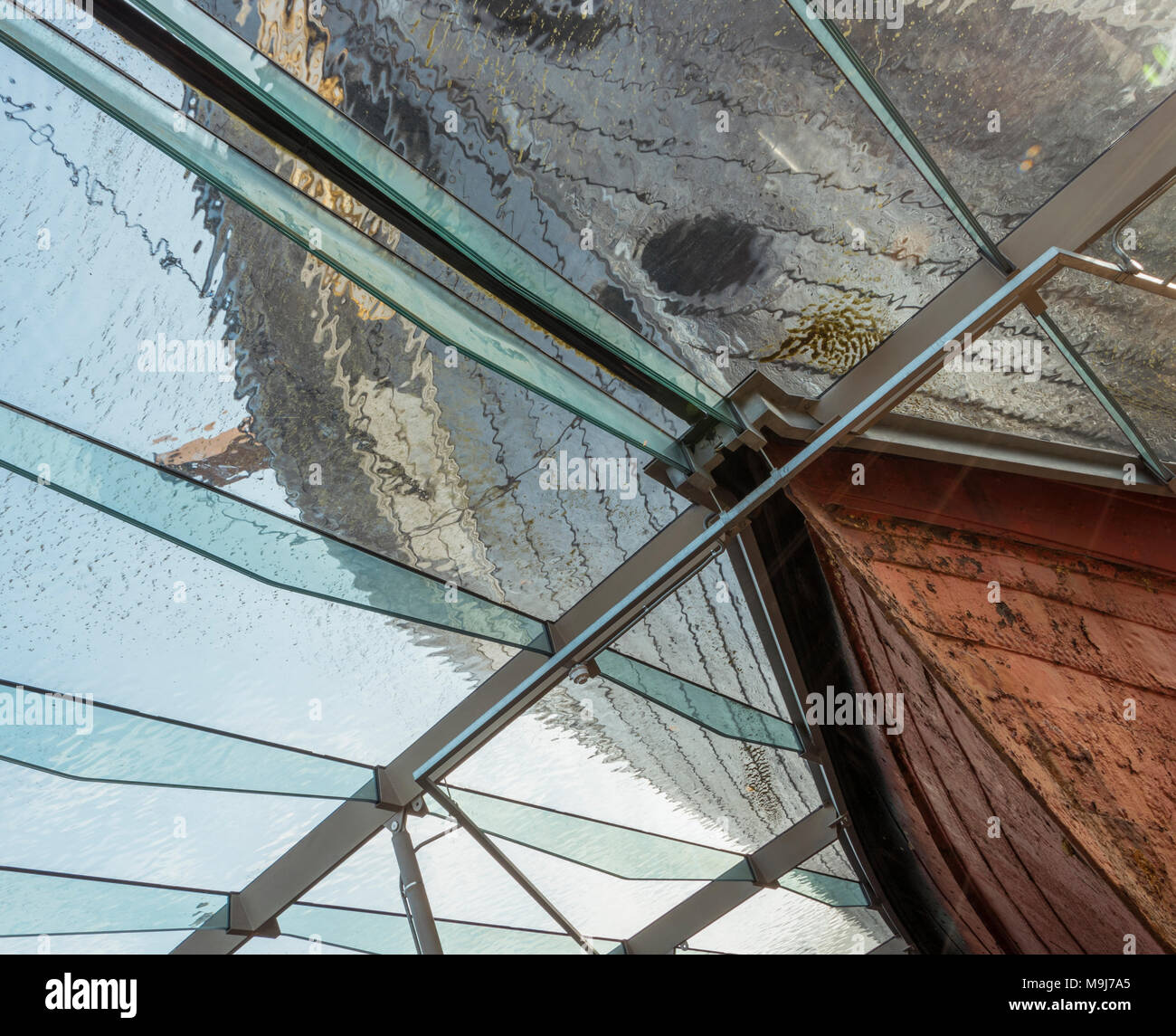 Unter dem Glas, die Dichtungen der Rumpf der SS Great Britain und hält die Feuchtigkeit frei. Bristol Stockfoto