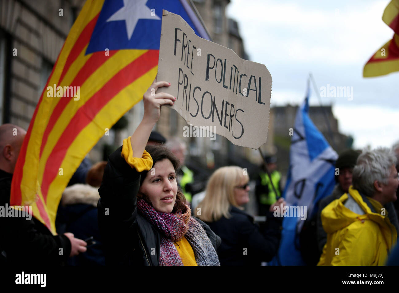 Die Demonstranten vor dem Spanischen Konsulat in Edinburgh Protest gegen die Auslieferung an Spanien der ehemaligen Katalanischen Bildungsminister Clara Ponsati, der erwartet wird eine Polizeistation in der Stadt in dieser Woche an folgenden, einen Europäischen Haftbefehl ausgestellt werden. Stockfoto