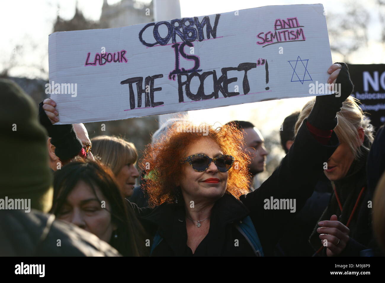 In der Labour-Partei auf dem Parliament Square in London protestieren Menschen gegen den Antisemitismus, da jüdische Gemeindeführer einen vernichtendem Angriff auf Jeremy Corbyn gestartet haben, der behauptet, er habe sich "immer wieder" auf die Seite der Antisemiten gestellt. Stockfoto