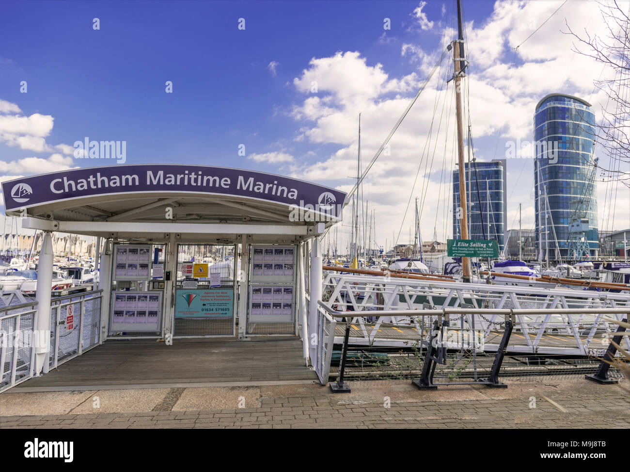 Boote und Yachten vor Anker an der Chatham Maritime Marina in Kent mit 2 Hochhäusern mit Blick auf die Marina Stockfoto