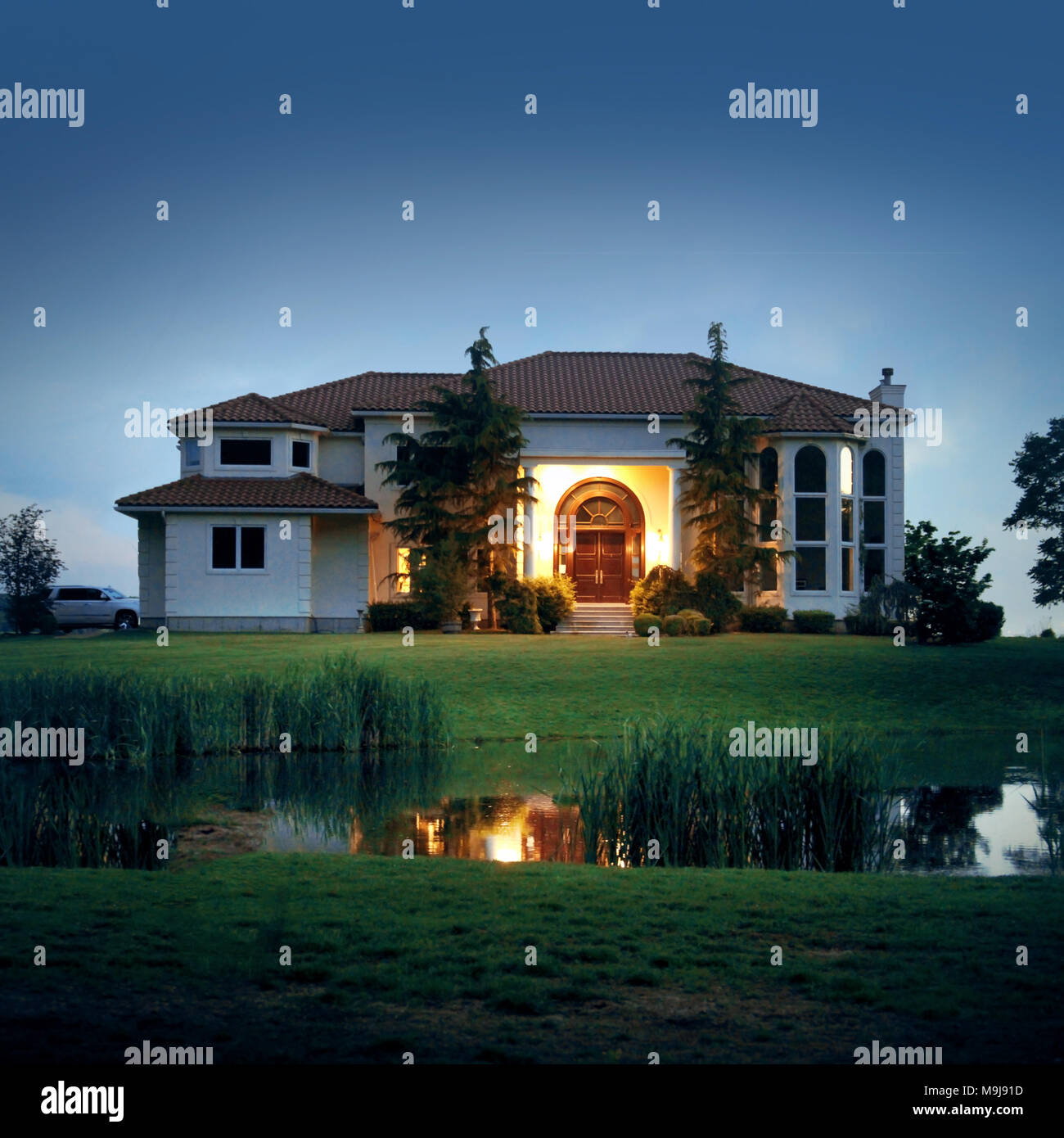 Wohlhabende Haus in der Dämmerung Stockfoto