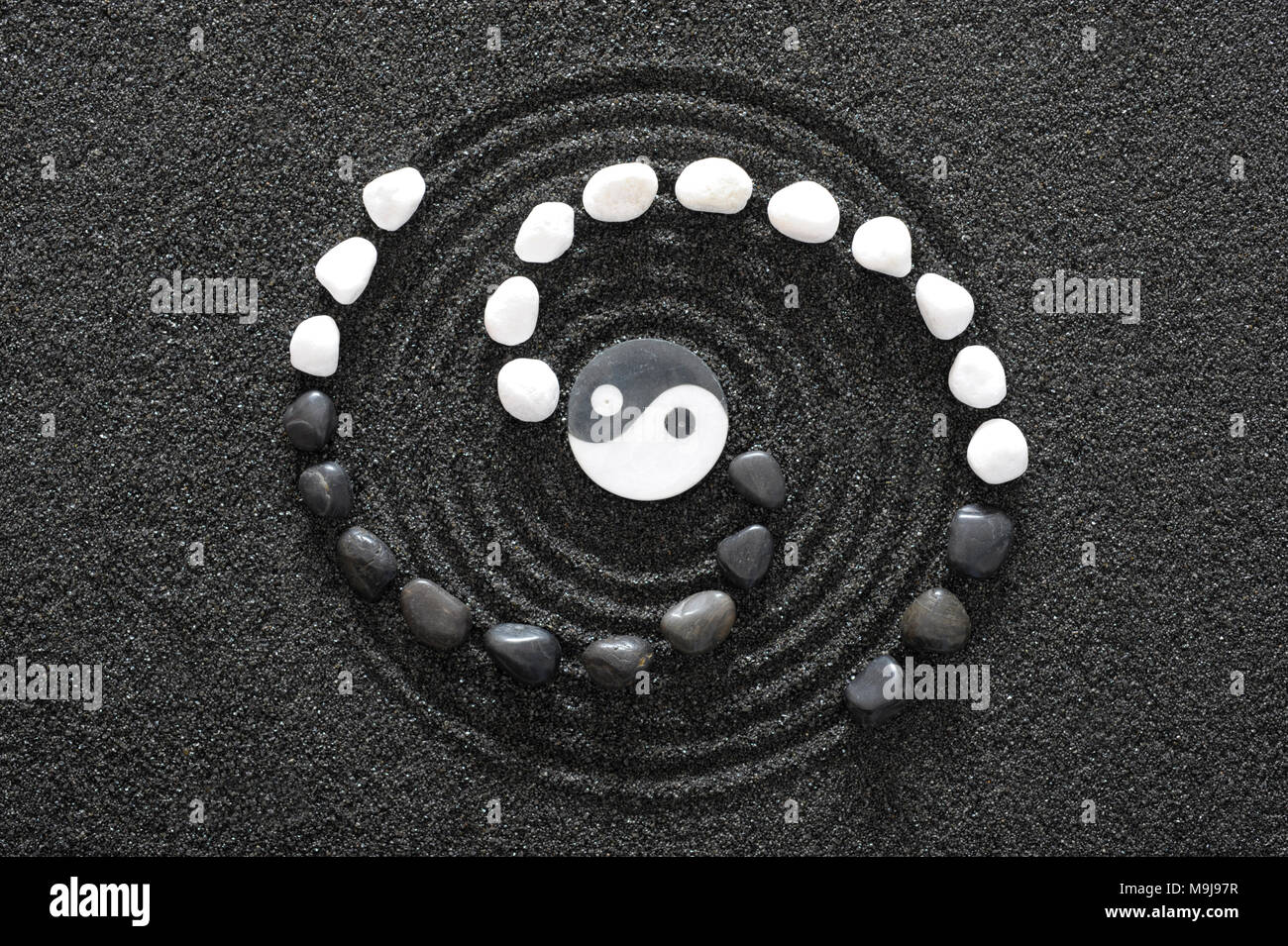 Japanische Zen Garten mit yin und yang Steine in strukturierter Sand Stockfoto