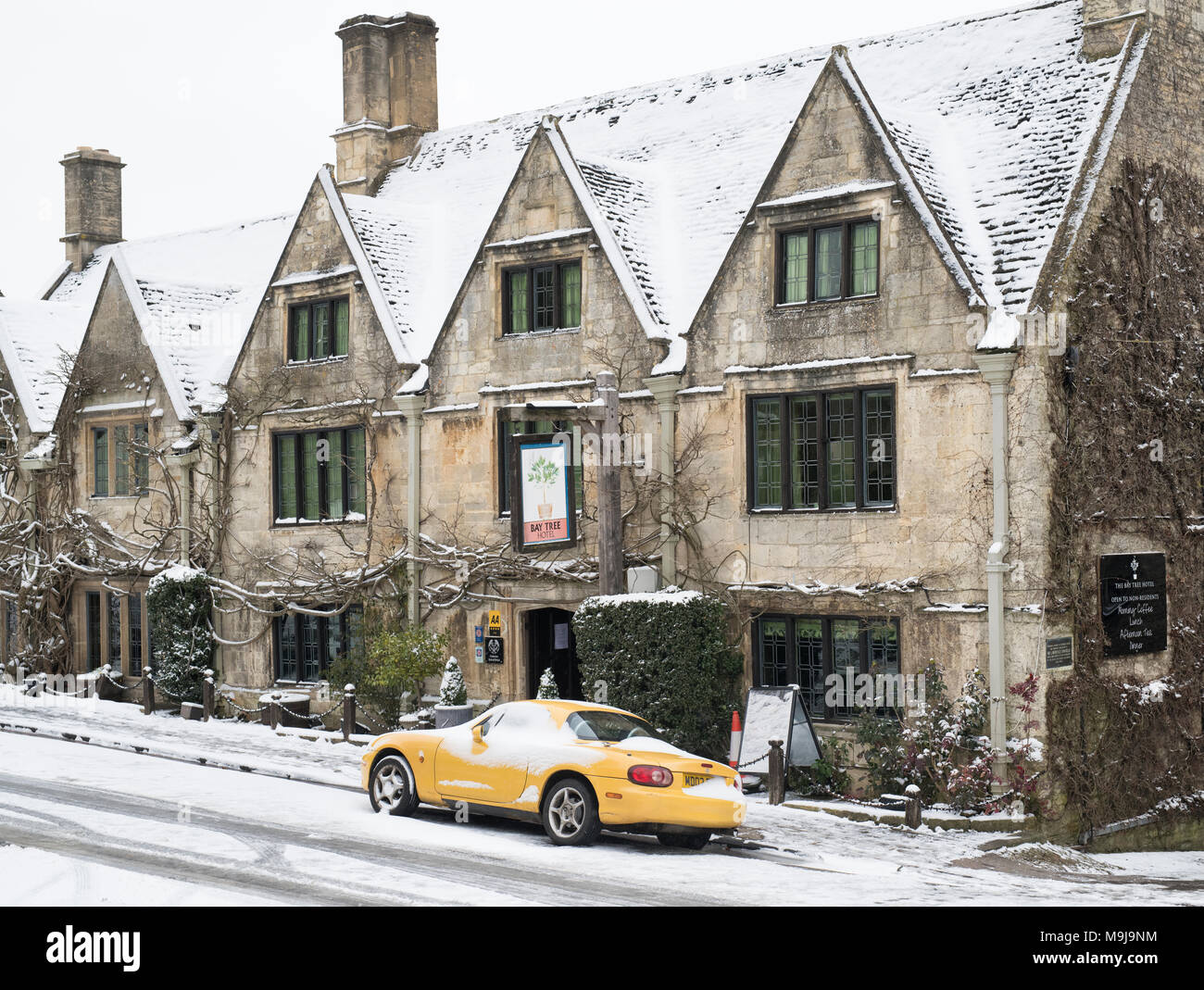 Bay Tree Hotel in Sheep Street im Winter Schnee. Burford, Cotswolds, Oxfordshire, England Stockfoto