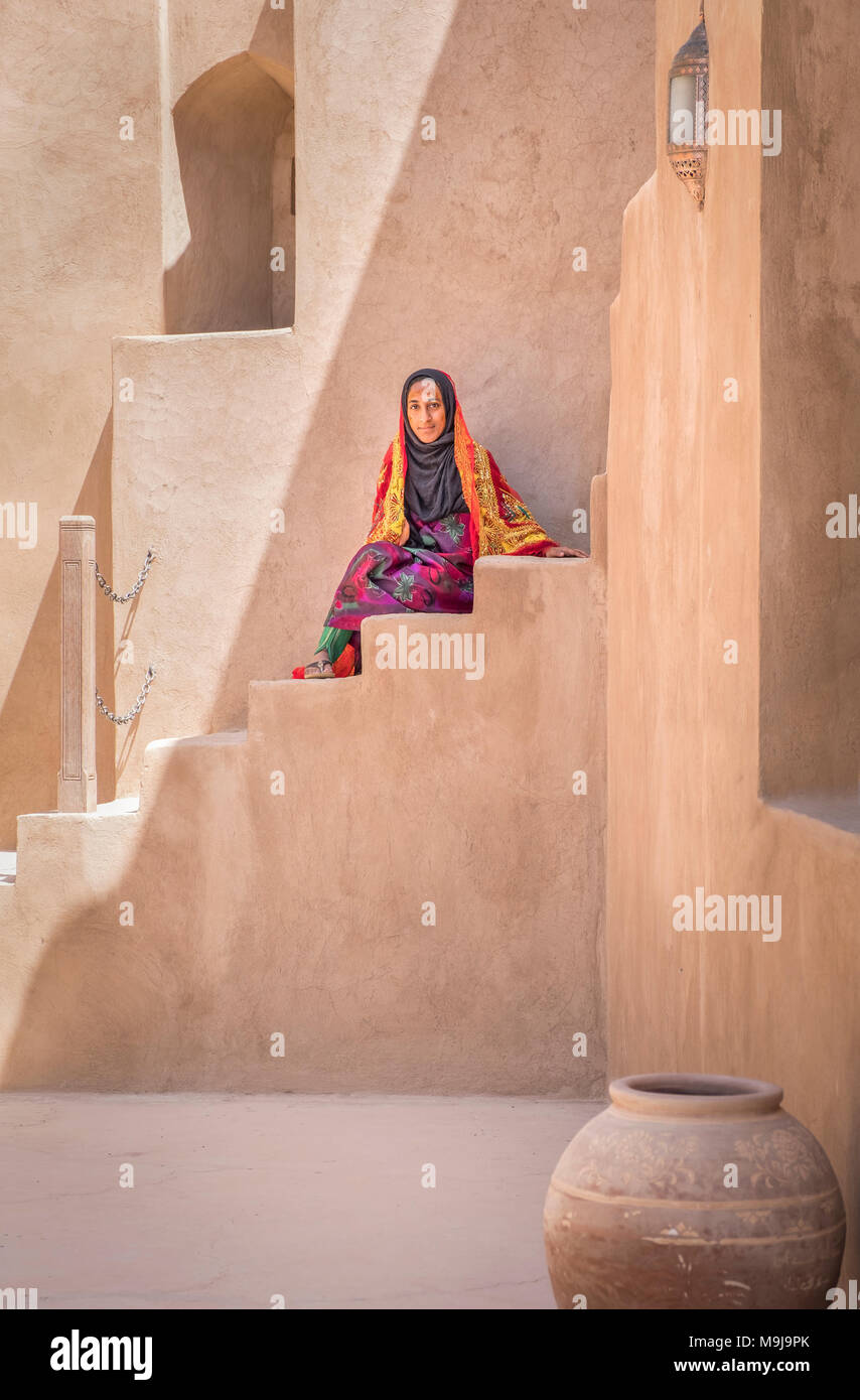 Jibreen, Oman, 25. März 2018: neautiful junge omani Dame im traditionellen Outfit Stockfoto