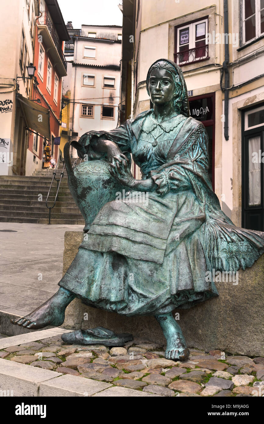 Statue des Tricana von Coimbra in der Rua de Quebra Costas (Coimbra Portugal Portugiesisch (weibliche Wasser Carrier) Stockfoto