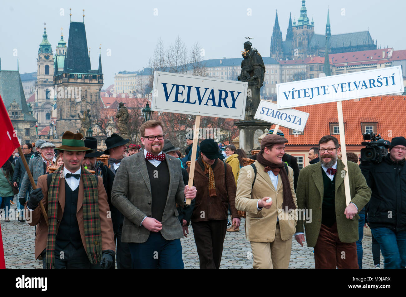 Prag, Tschechische Republik vom 26. März 2018, Prag, Tschechische Republik vom 26. März 2018, Traditionelle Ostern Veranstaltungen im Zentrum von Prag Hardy Ei für die Karlsbrücke sie Eier eine Brücke zu bauen: Josef pliva/Alamy leben Nachrichten Stockfoto