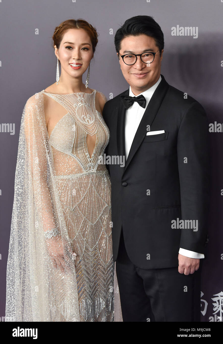 Hong Kong, Hong Kong SAR, China. 26 Mär, 2018. HONG KONG, Hong Kong SAR, China: 26. März 2018. Roter Teppich bei der AmfAR Fundraising Gala Hong Kong. Schauspielerin Cathy Tsui und Milliardär Ehemann Martin Lee von Henderson Land Credit: Jayne Russell/ZUMA Draht/Alamy leben Nachrichten Stockfoto