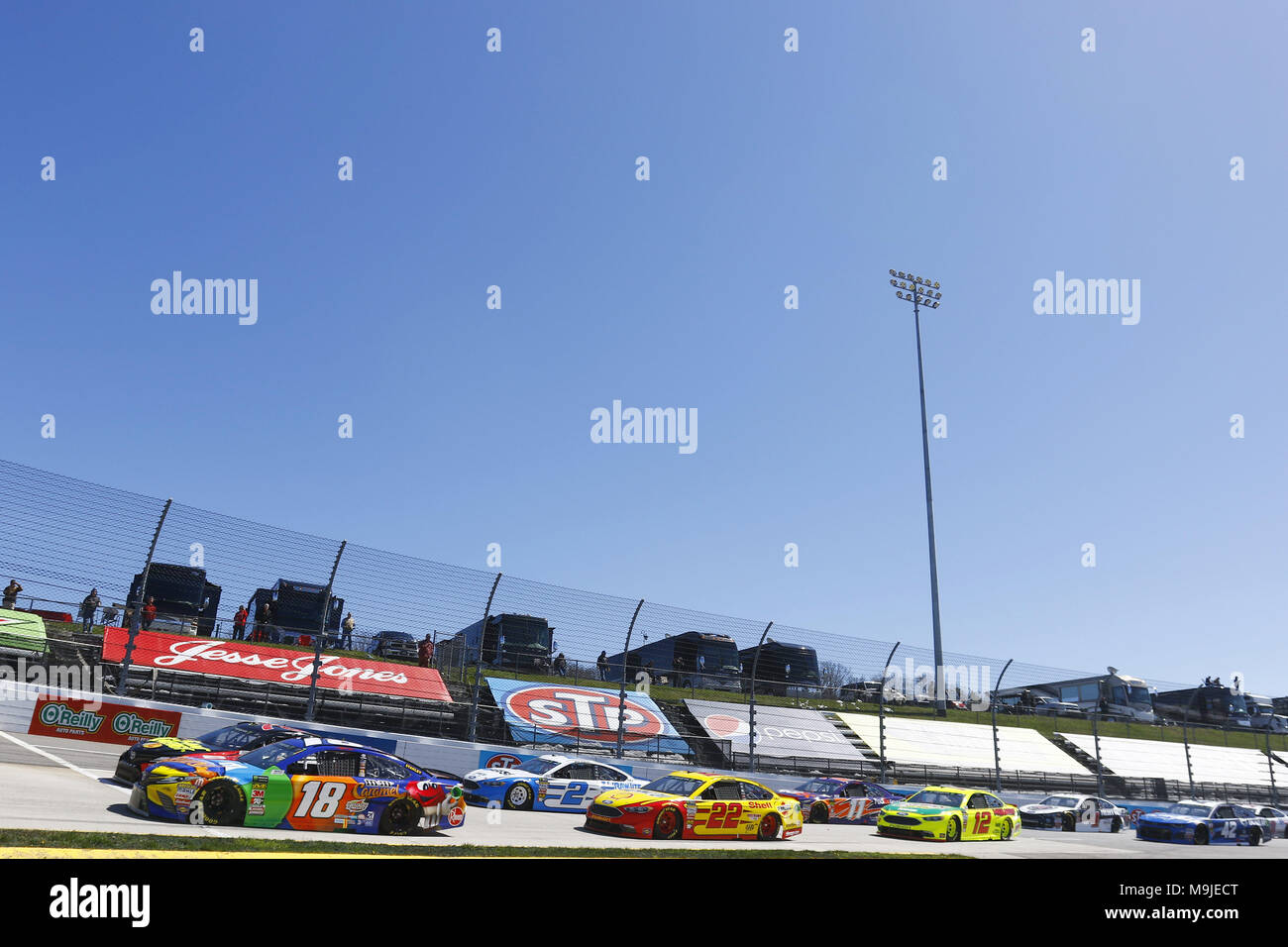 Martinsville, Virginia, USA. 26 Mär, 2018. März 26, 2018 - Martinsville, Virginia, USA: Martin Truex jr (78) und Kyle Busch (18) führt das Feld an die grüne Flagge die STP 500 bei Martinsville Speedway in Martinsville, Virginia zu starten. Quelle: Chris Owens Asp Inc/ASP/ZUMA Draht/Alamy leben Nachrichten Stockfoto