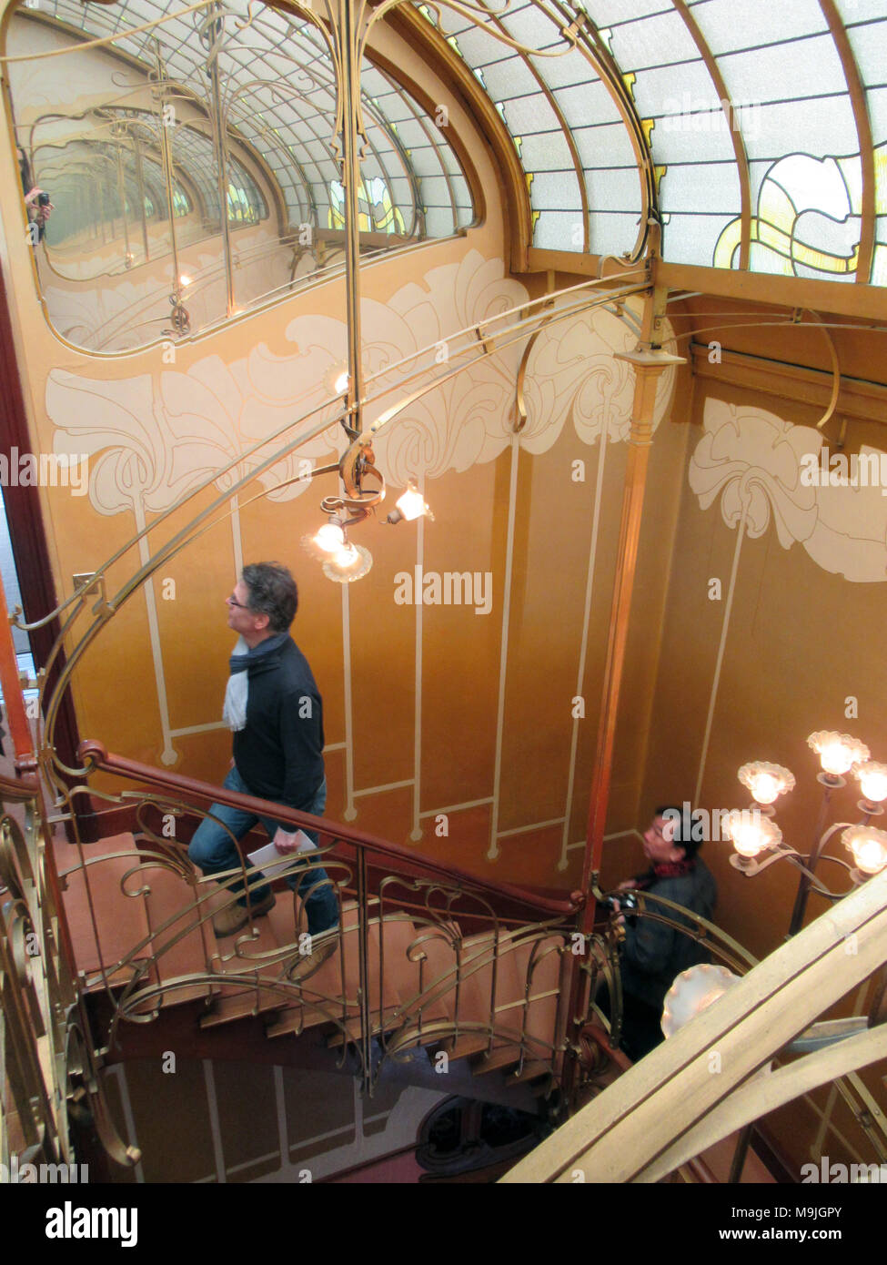 Vom 8. März 2018, Belgien, Brüssel: Die Treppe in das ehemalige Haus von Victor Horta und die aktuelle Horta Museum. Victor Horta war als einer der Väter der Jugendstil in Brüssel. Die Stadt feiert mit einem Festival 70 Jahre nach dem Tod des Architekten. Foto: Sabine Glaubitz/dpa Stockfoto