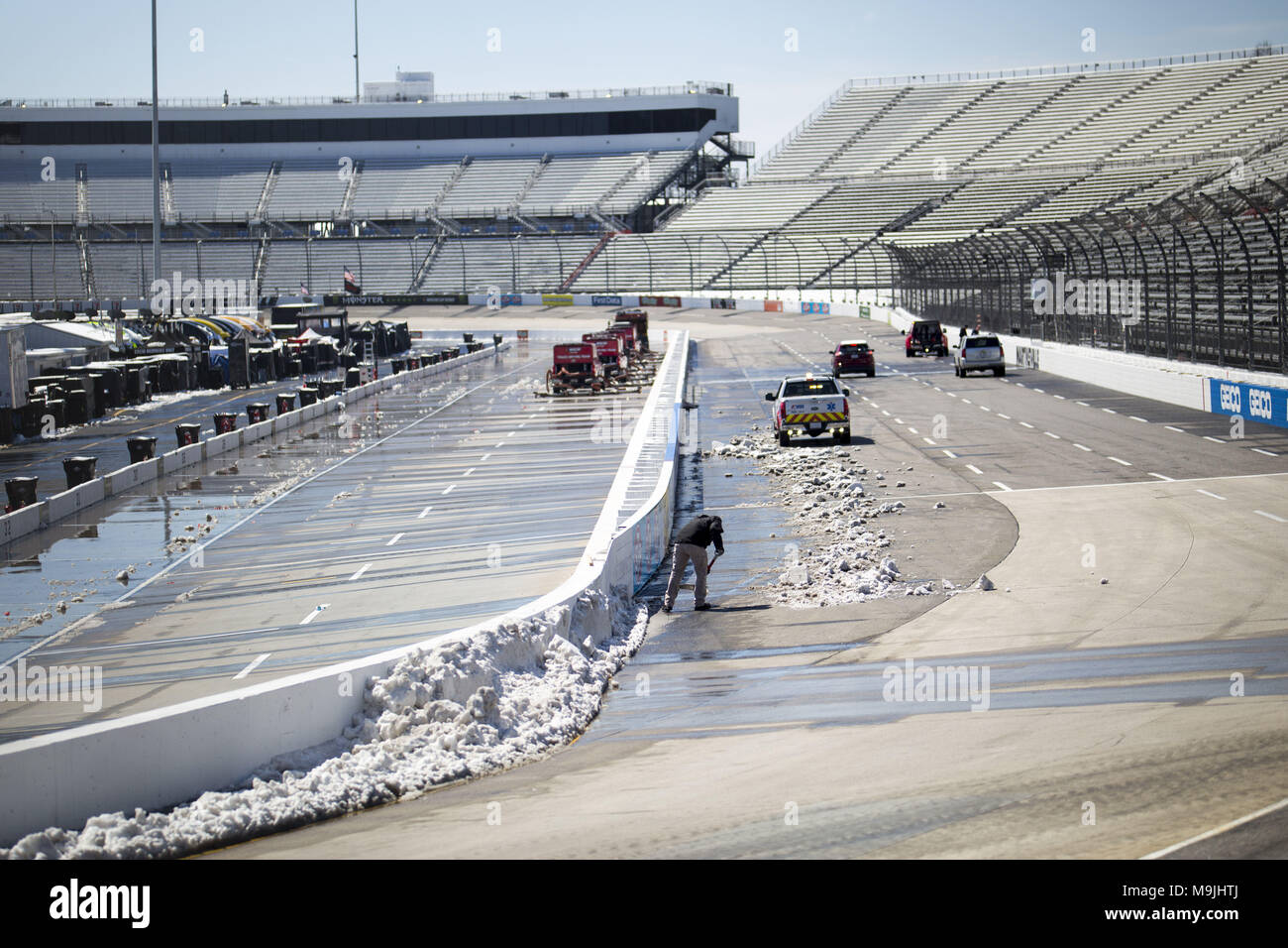 Martinsville, Virginia, USA. 25 Mär, 2018. März 25, 2018 - Martinsville, Virginia, USA: Die STP 500 wird durch Schnee bei Martinsville Speedway in Martinsville, Virginia verschoben. Credit: Stephen A. Arce Asp Inc/ASP/ZUMA Draht/Alamy leben Nachrichten Stockfoto